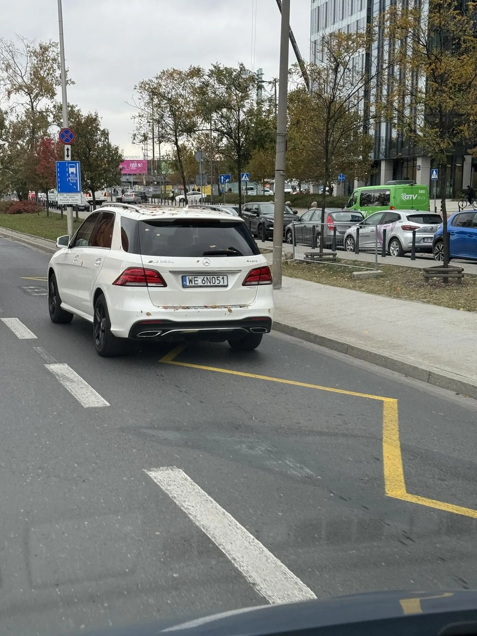 Typowy buraczek. Wyprzedził wszystkich w korku pasem do skrętu na parking a później chamsko się wbija na ciągłej. Przejeżdża na czerwonym, jedzie buspasem. W ciągu 5 minut ?