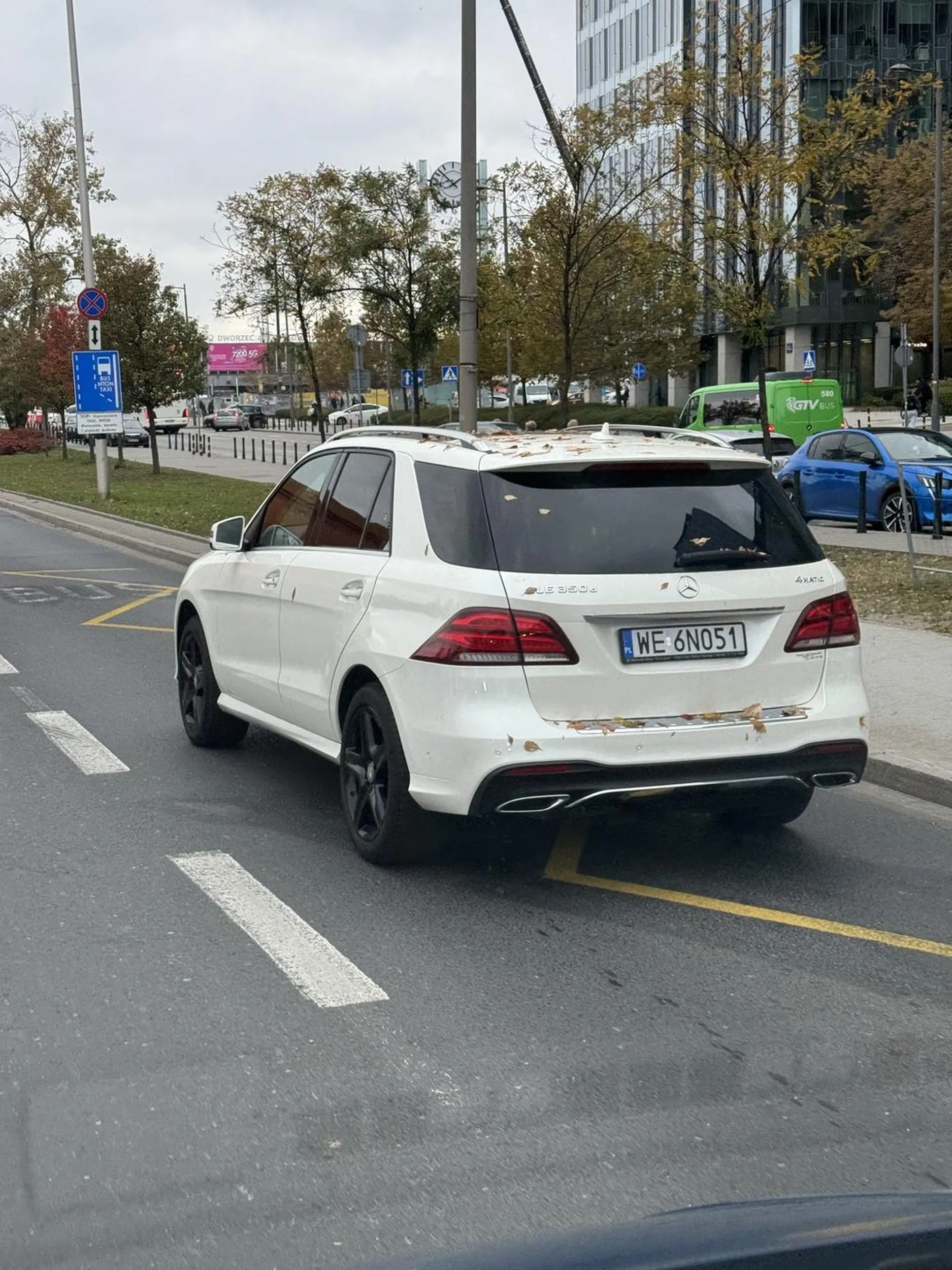 Typowy buraczek. Wyprzedził wszystkich w korku pasem do skrętu na parking a później chamsko się wbija na ciągłej. Przejeżdża na czerwonym, jedzie buspasem. W ciągu 5 minut ?