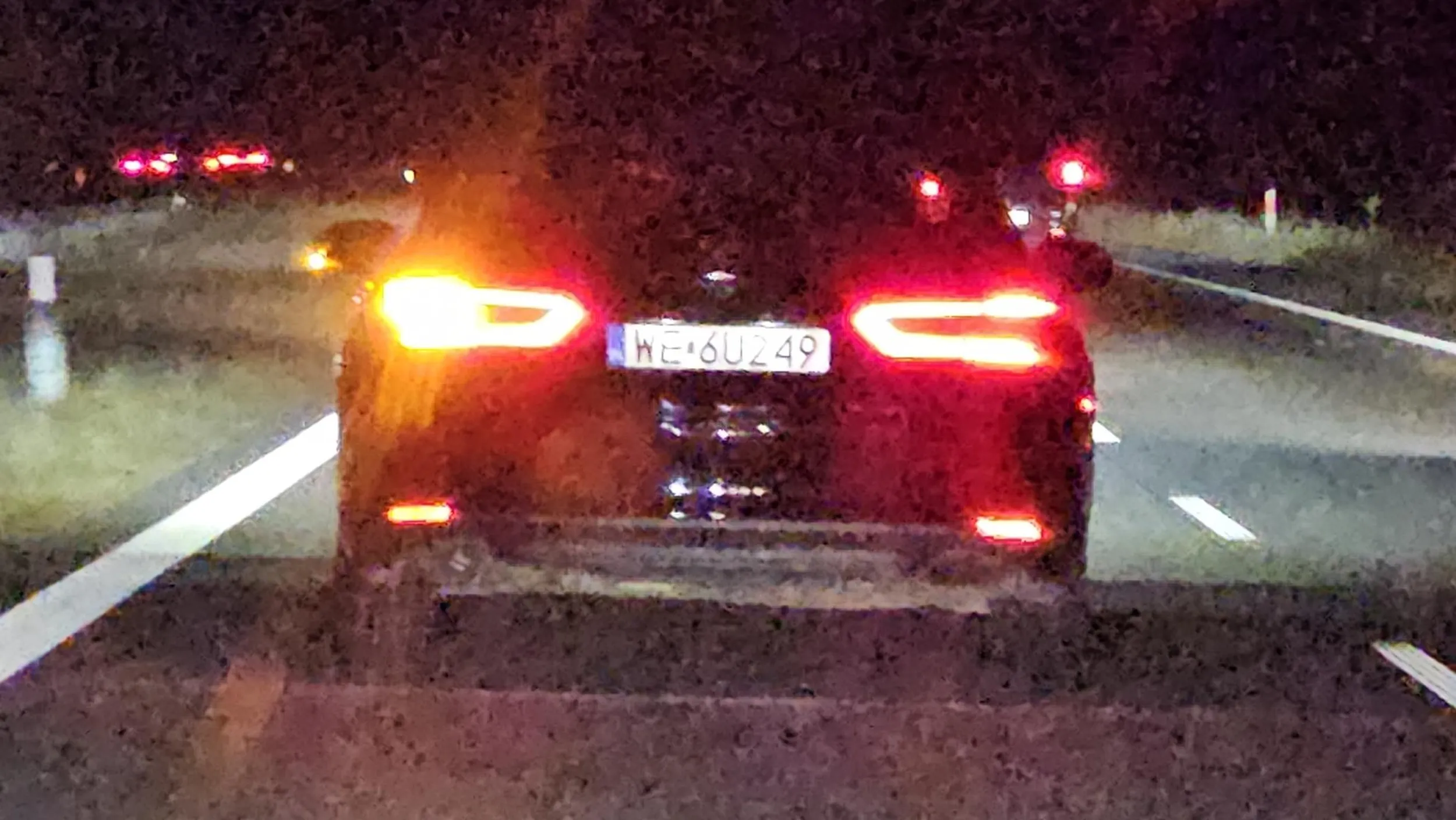 Siedzi na ogonie i zgania migaczem z pasa.