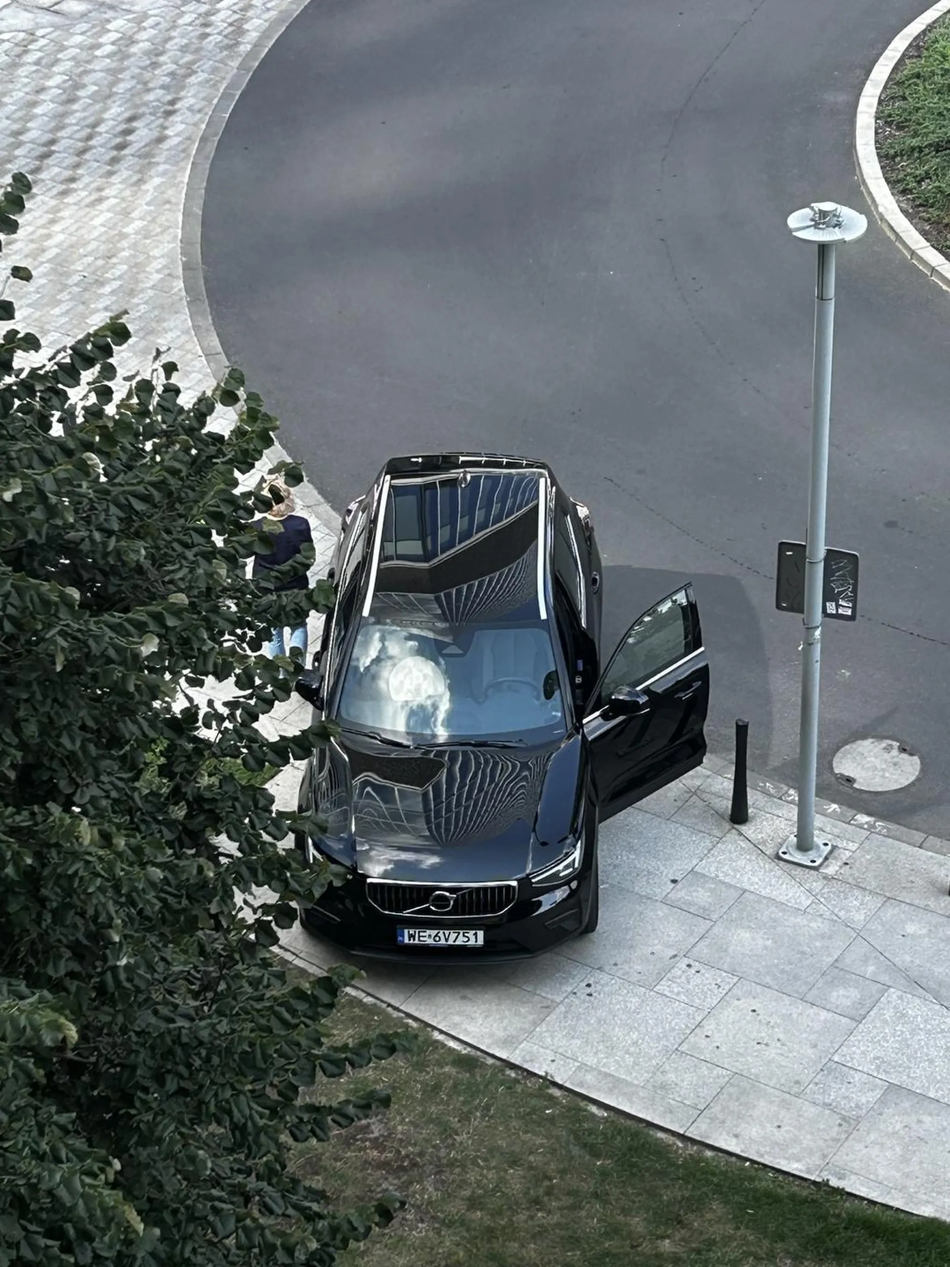 niepoważna baba staje na środku chodnika i ma pretensje do ochroniarza, który zwrócił jej uwagę