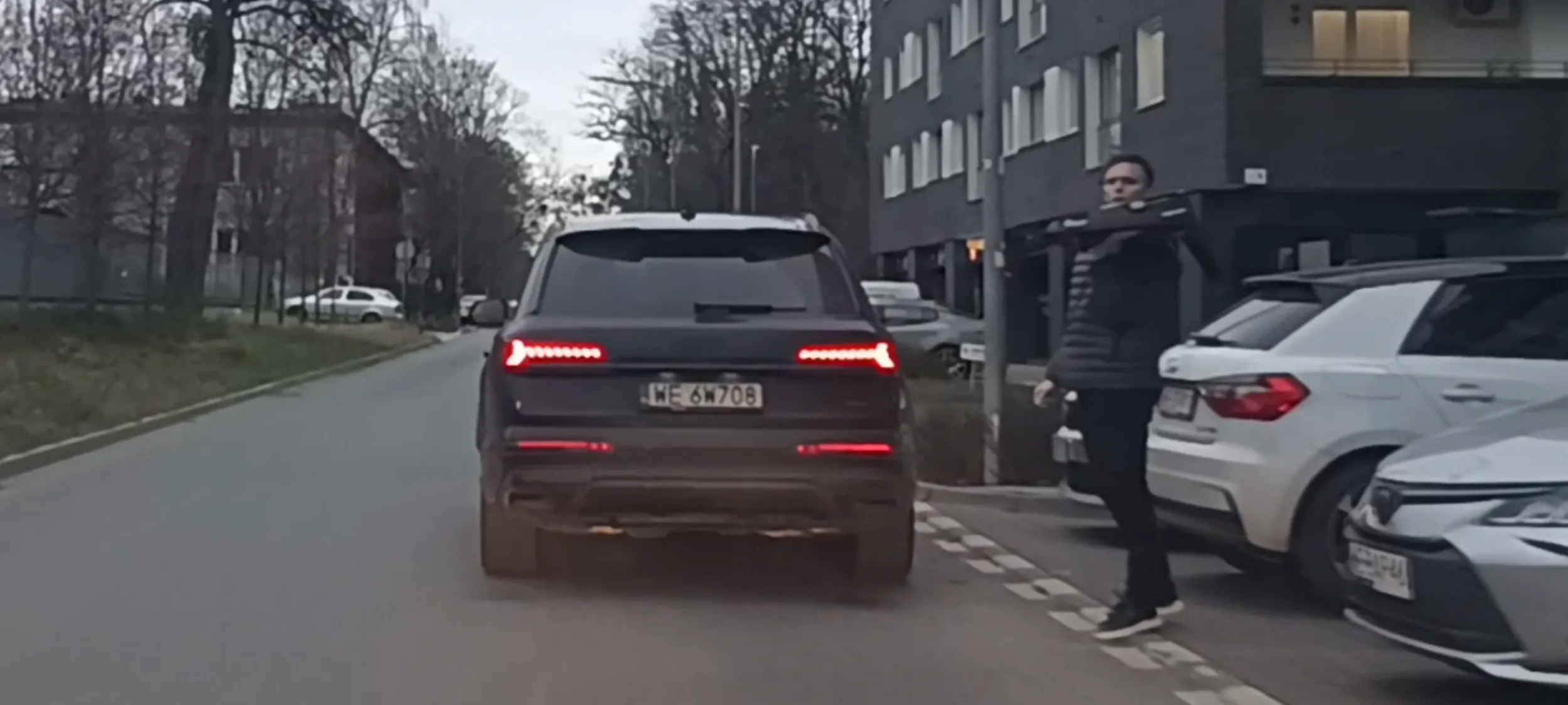 Patologia zaparkowała na ulicy z zakazem zatrzymywania się i postoju