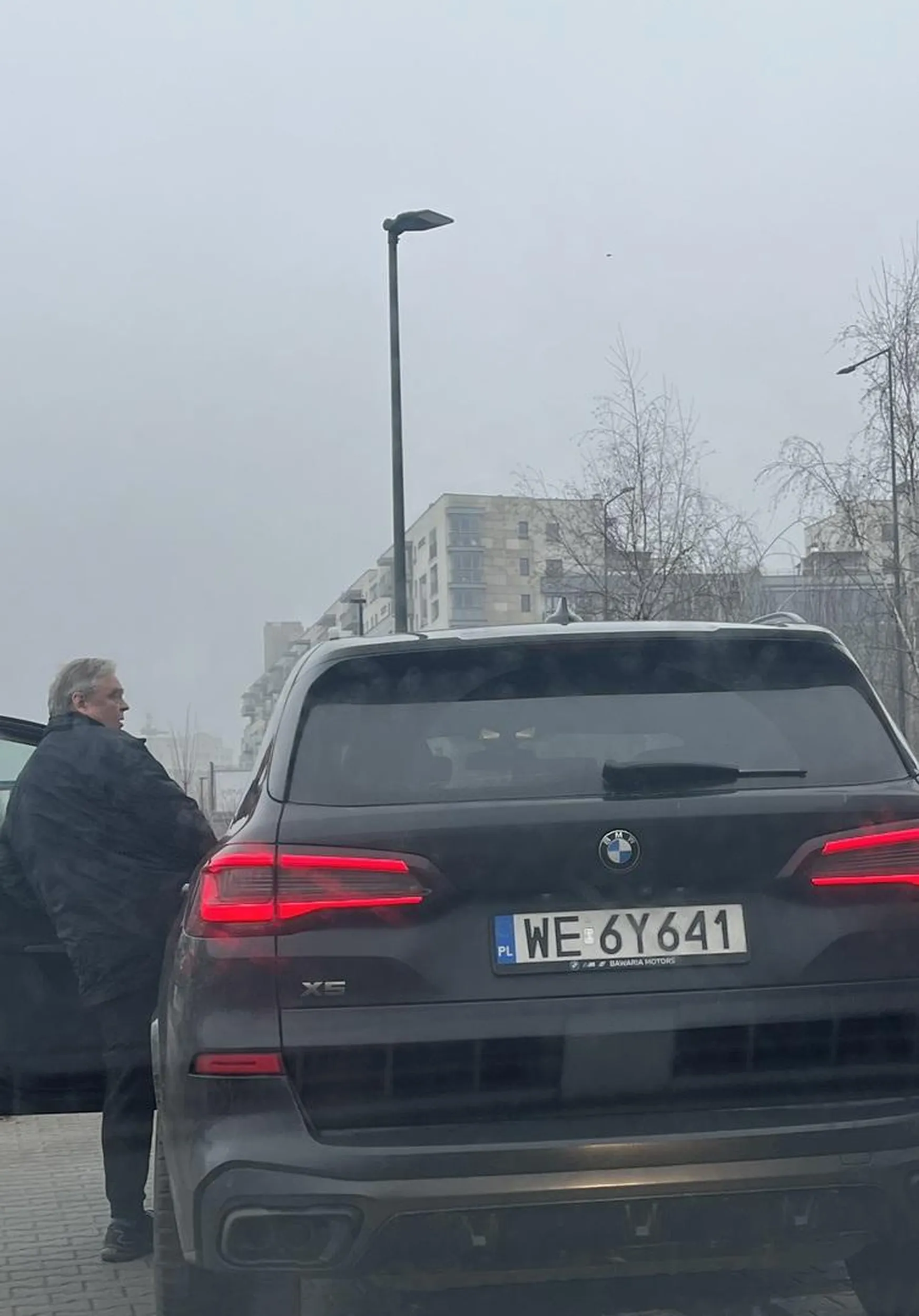 Dziad blokuje przejazd wyjmując coś z bagażnika na środku drogi (jest zakaz zatrzymywania), po zwróceniu uwagi celowo stał jeszcze dłużej żeby spowolnić ruch na osiedlowej uliczce, dohamowywał i robił brake-chceck, niebezpieczne manewry i brak wychowania