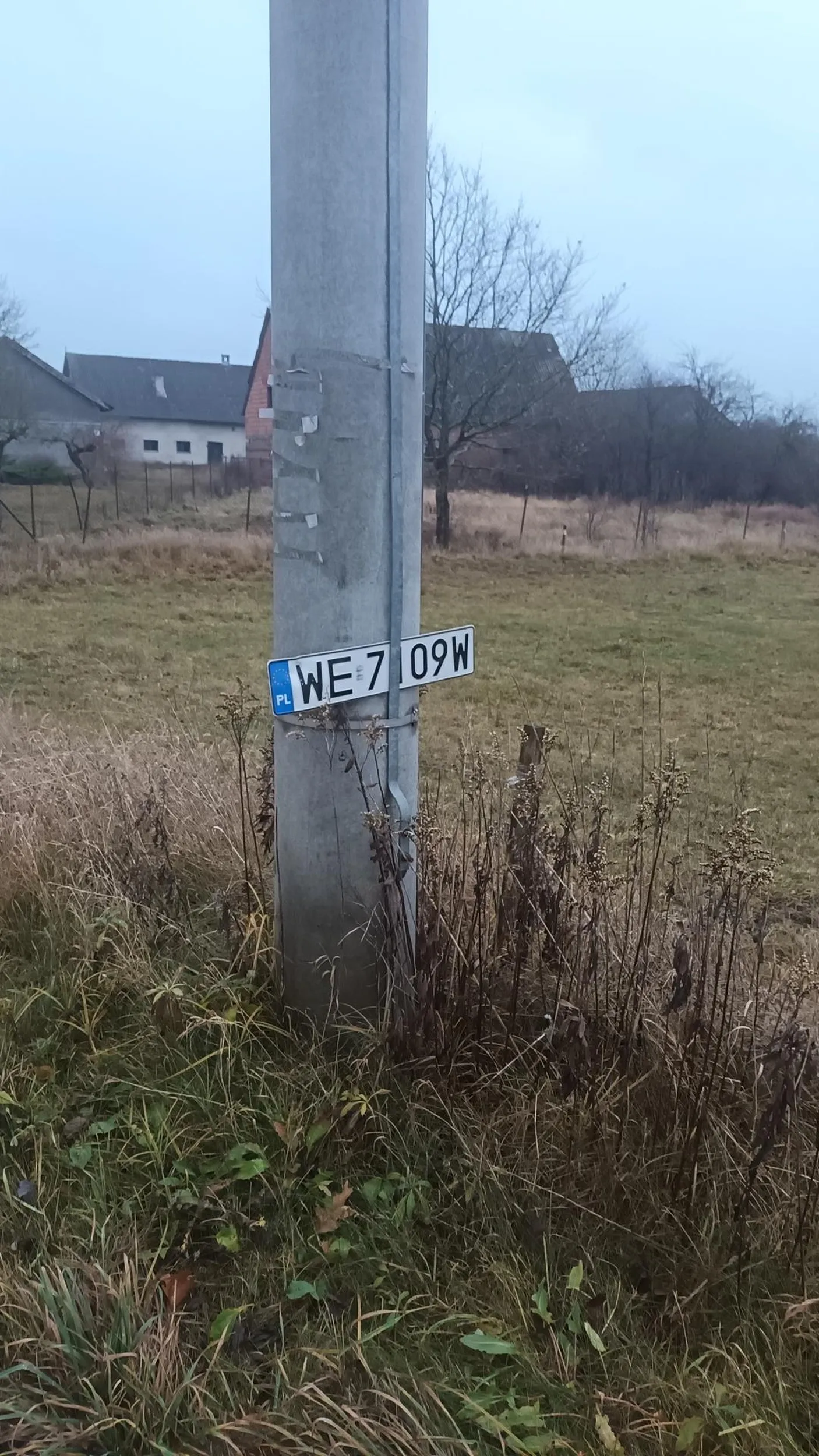 Zgubiłeś blachę od swojego auta przyjedź po nią do miejscowości Żabi Róg koło Olsztyna zaraz przed domem 79