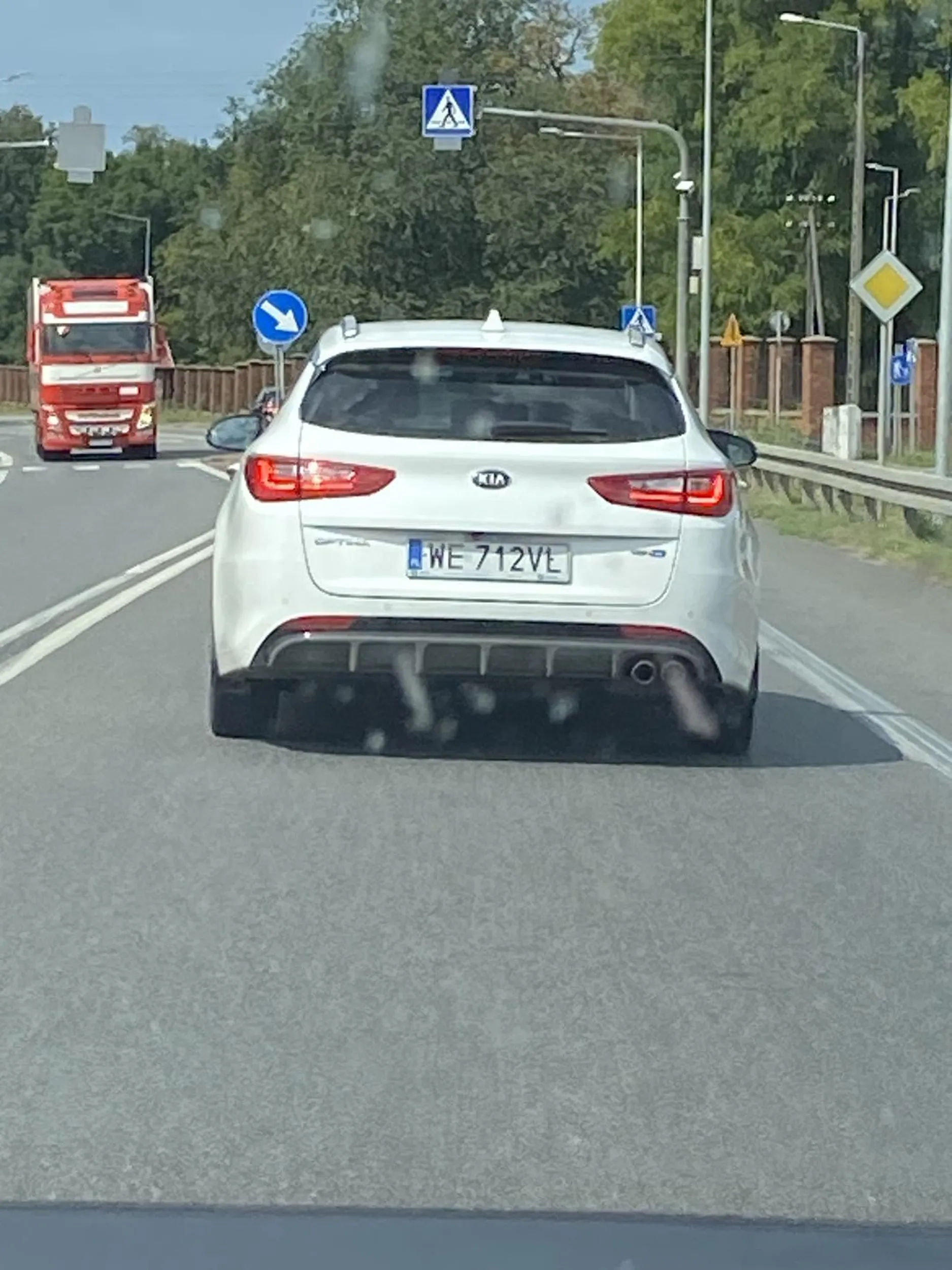 Pirat drogowy wyprzedza na 3go. W dniu 17 08 2024 prawie doprowadził do wypadku czołowego bo tak mu się spieszy i musi wyprzedzać. Jedna sekunda uratowała komuś życie lub zdrowie