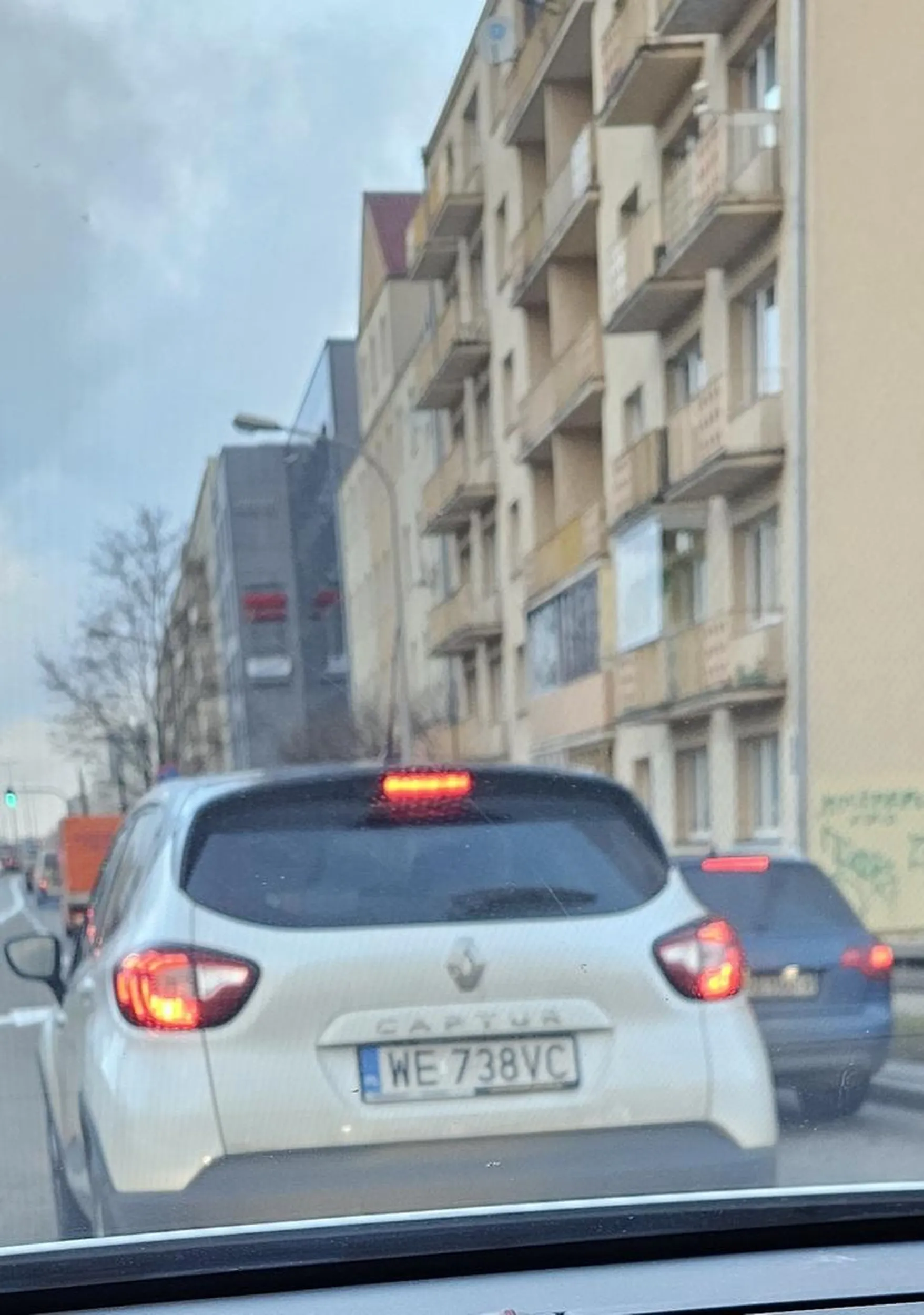 Pani Kierowczyni nie wie o co chodzi w jeździe na zamek i przy zwężeniu drogi postanowiła zablokować zwężający się pas powodując zator i zmniejszając faktyczną przepustowość drogi, takich szeryfów nie potrzebujemy. Poto są dwa pasy w mieście by z nich korzystać.