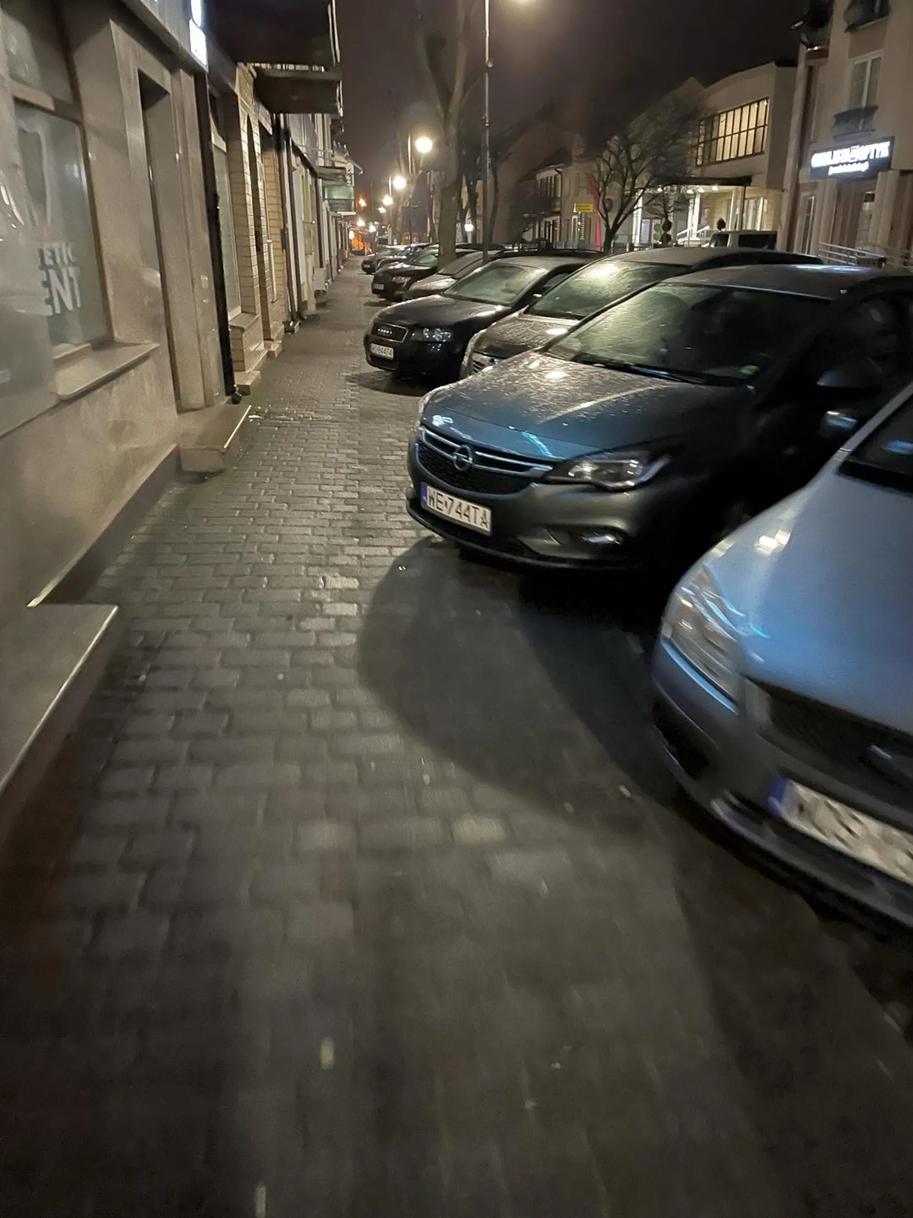 Inni się mieszczą na miejscach parkingowych ale ten oczywiście nie