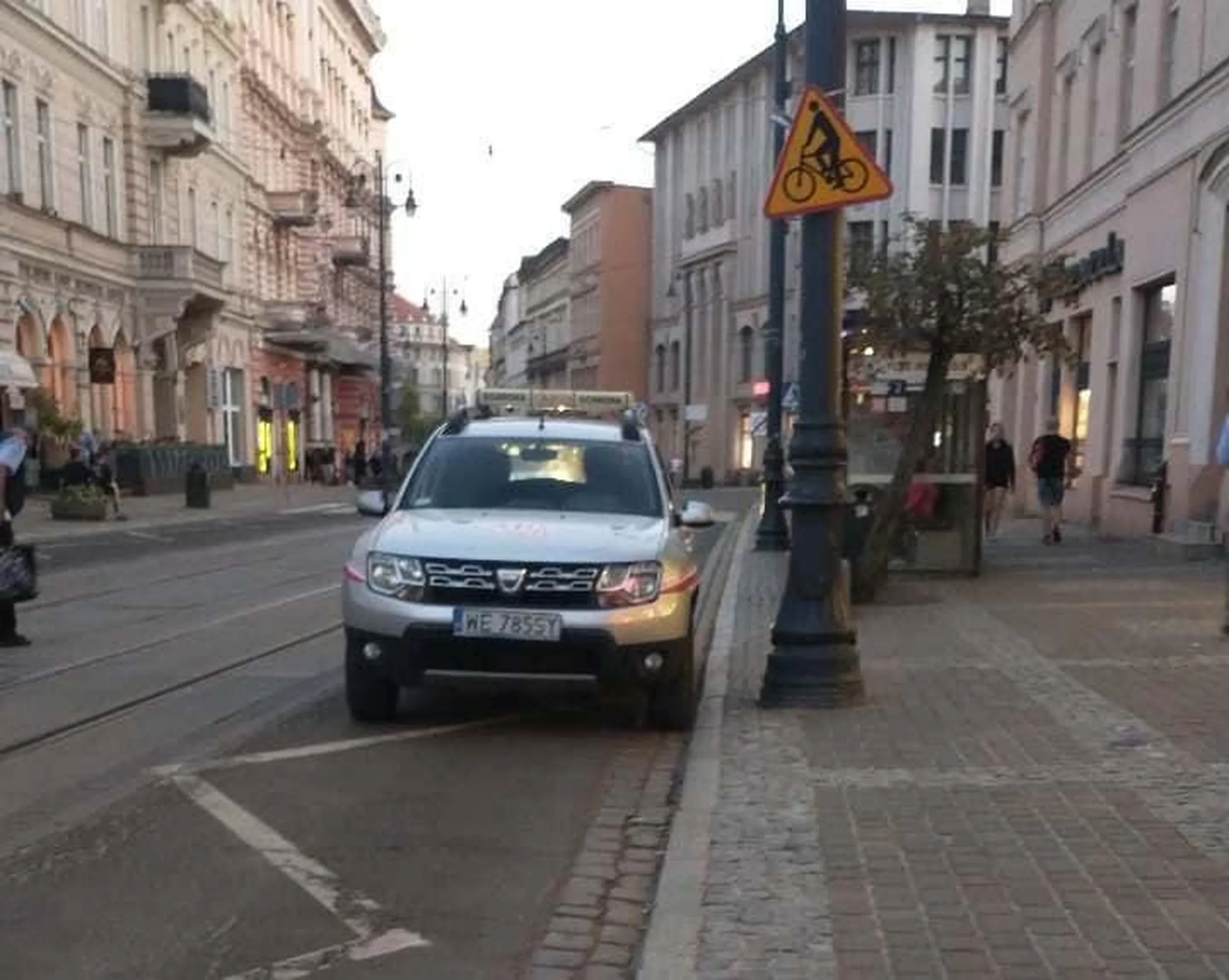 Pieknie parkuje Duster na przystanku.