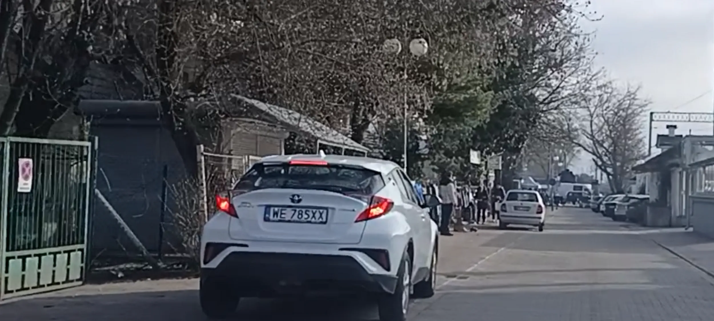 Stoi na zakazie zatrzymywania się i postoju