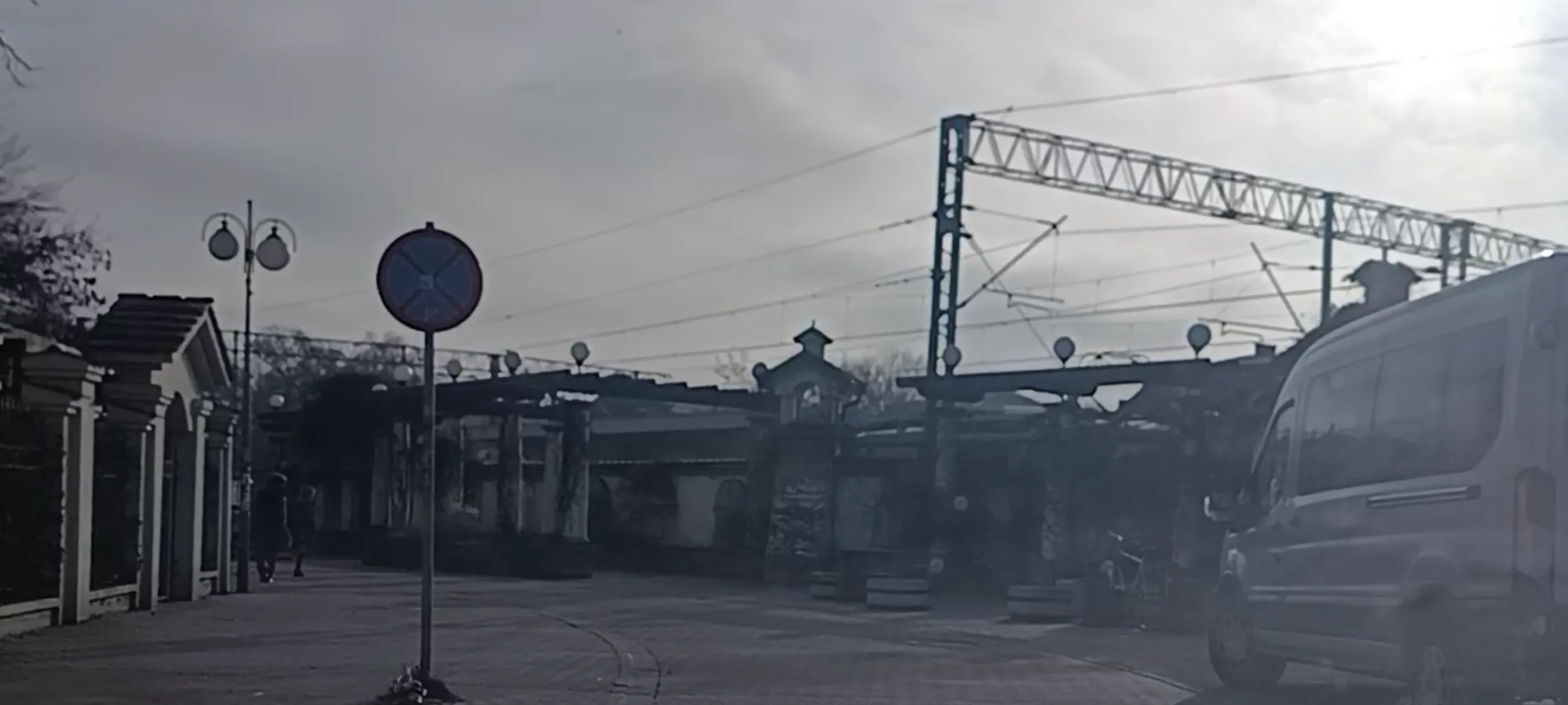 Stoi na zakazie zatrzymywania się i postoju