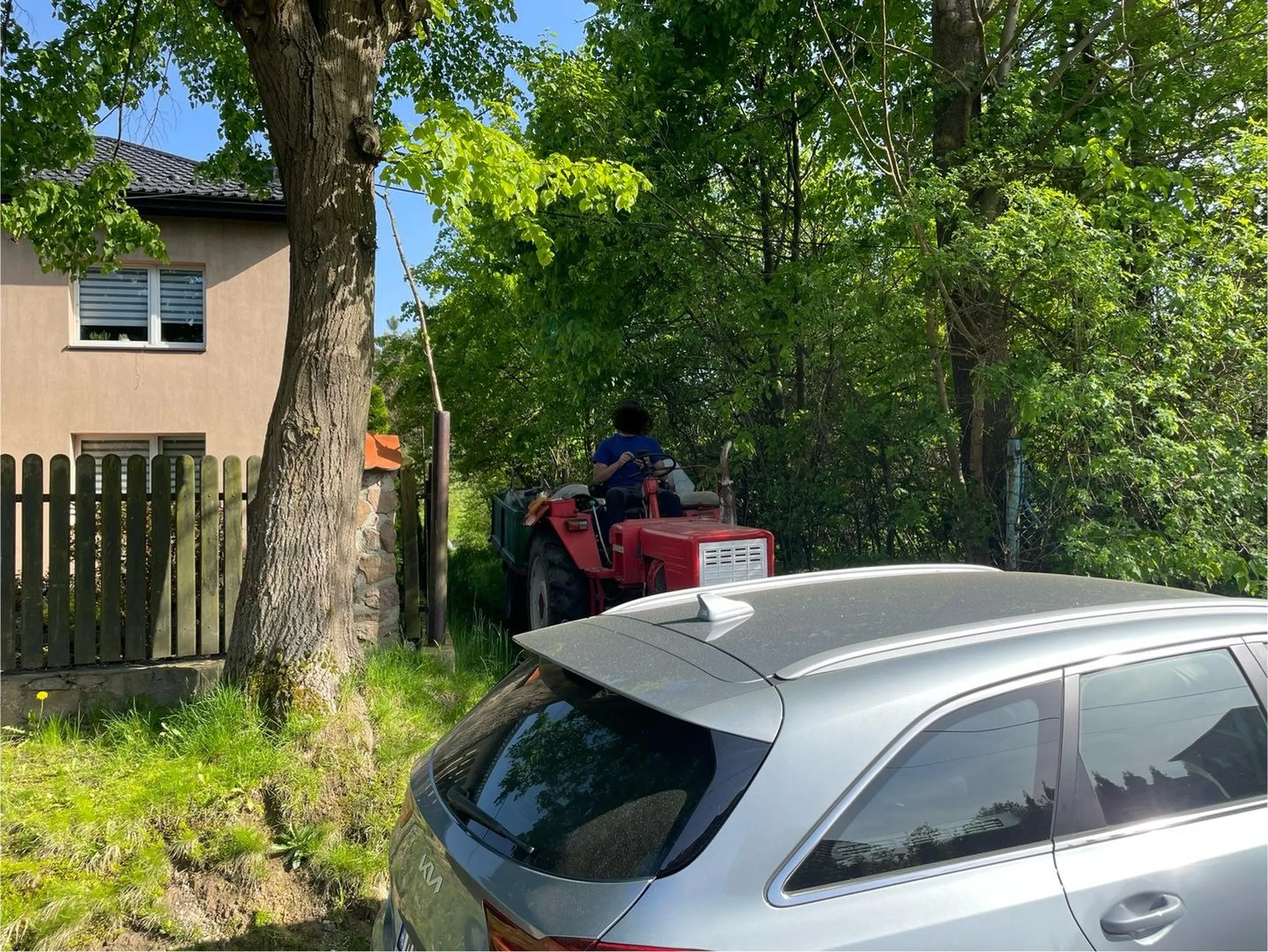 Bezmózg niewidzący drogi wjazdowej staje raz, po czym odjeżdża i parkuje w tym samym miejscu uniemożliwiając wyjazd i wjazd traktorem.