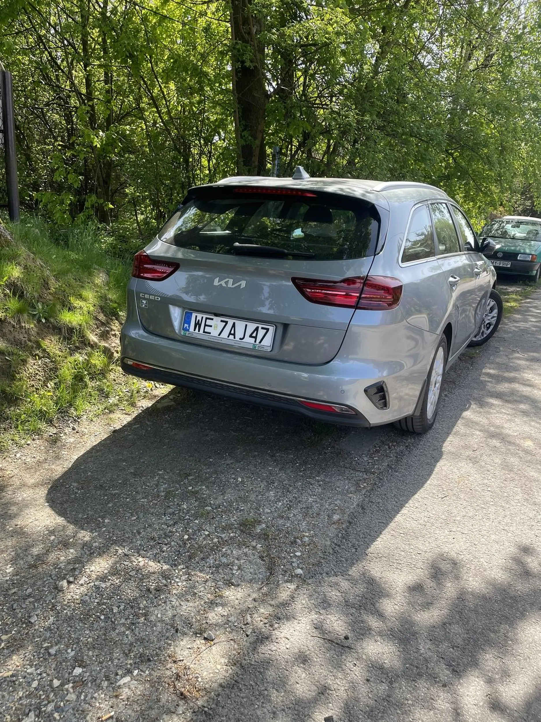 Bezmózg niewidzący drogi wjazdowej staje raz, po czym odjeżdża i parkuje w tym samym miejscu uniemożliwiając wyjazd i wjazd traktorem.