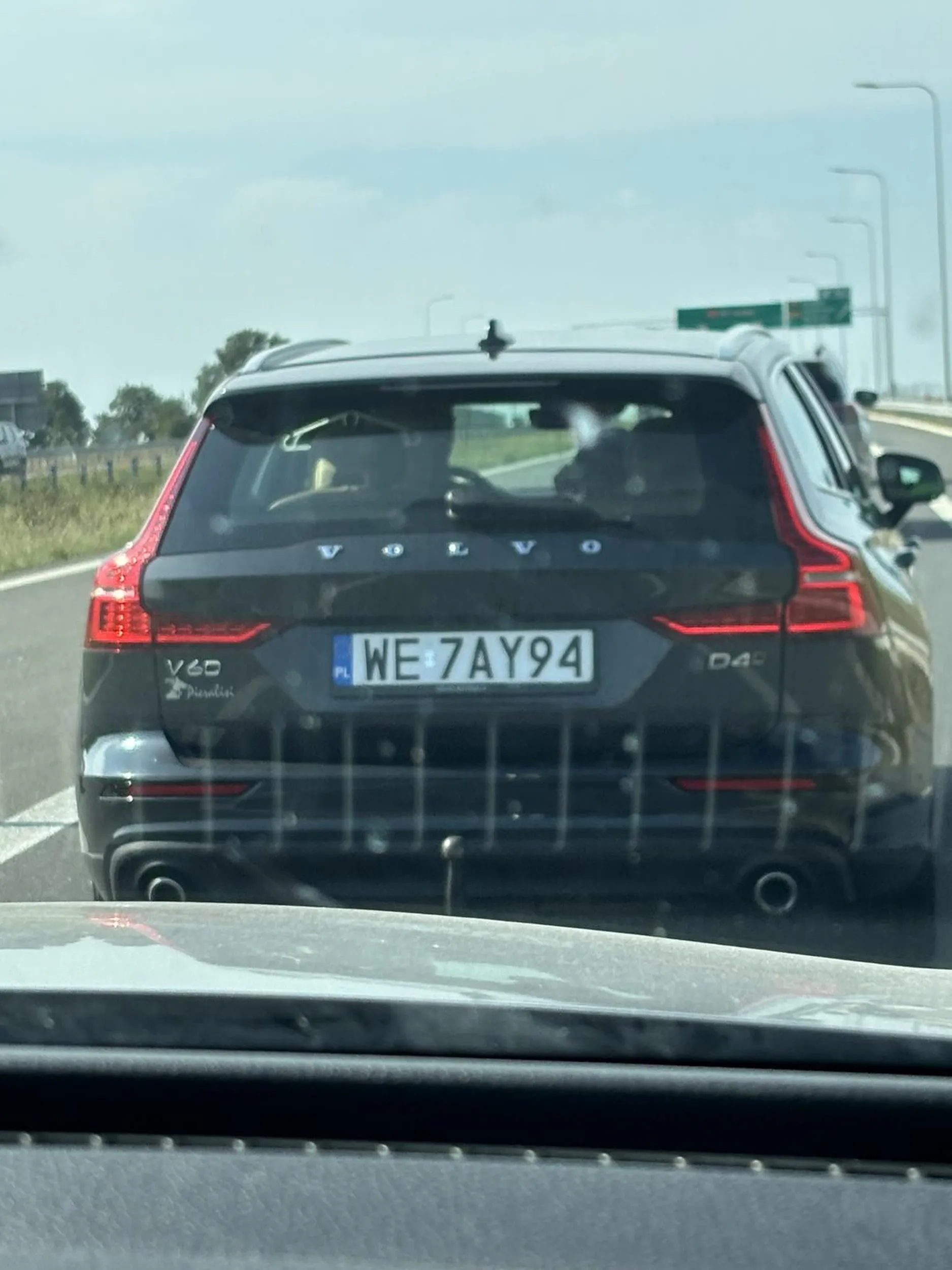 Upośledzony kierowca, na zwężeniu pasa wpycha się do tego stopnia, że chce obrysować auto i wymusza pierwszeństwo. Ps pali szlugi w aucie