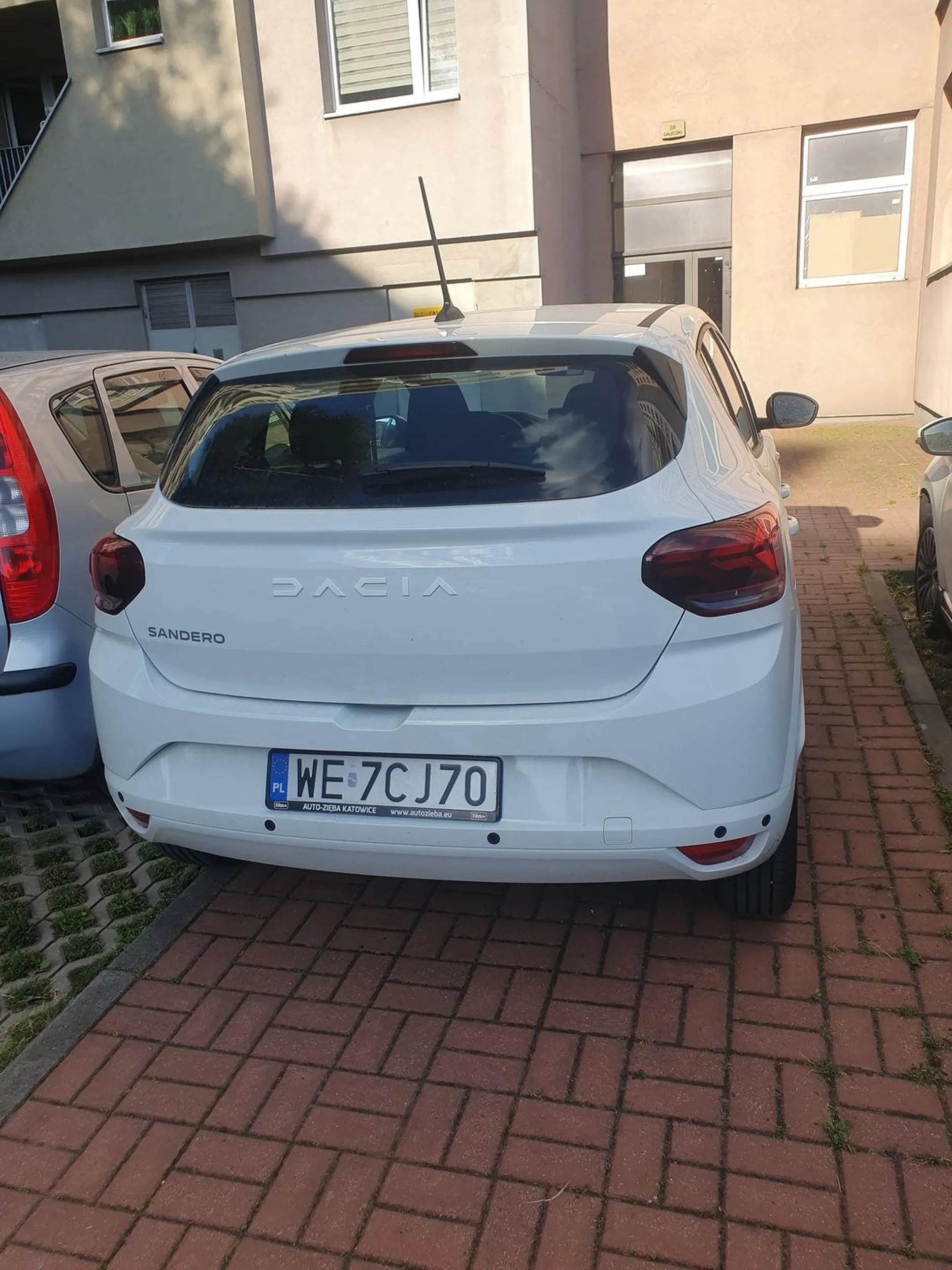 Naprawdę rozumiem, że koncert. Ale żeby stawać na chodniku który jest potrzebny by osoby z / na wózkach mogły zjechać? Żenada.