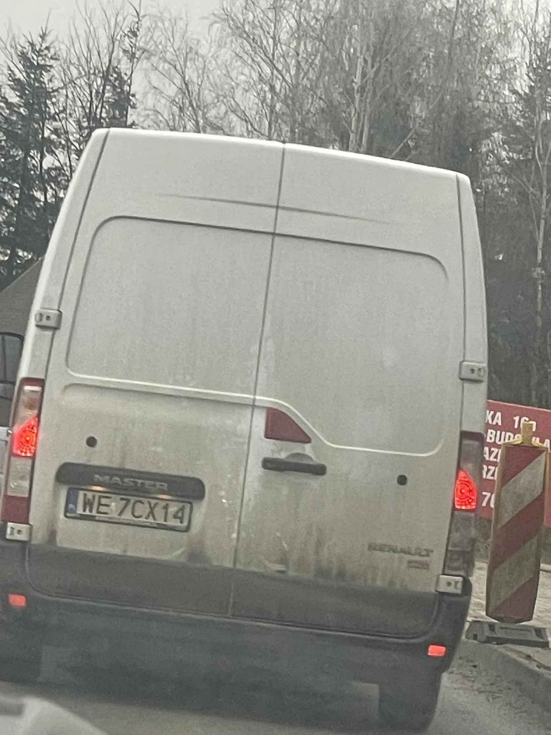 Wyprzedza na ciągłej wymusza pierwszeństwo stwarza zagrożenie na drodze