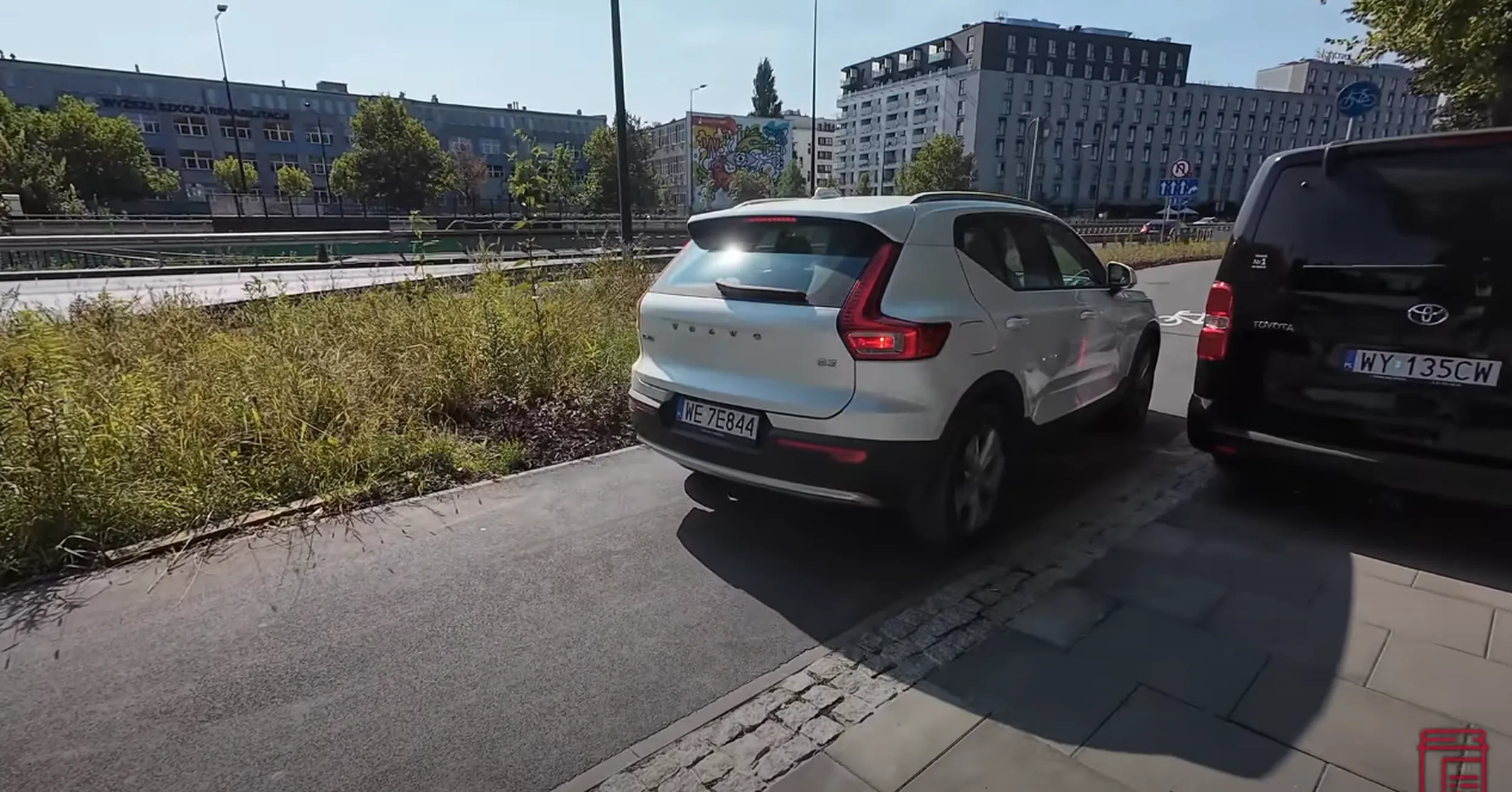 Jeździ wzdłuż drogi rowerowej.