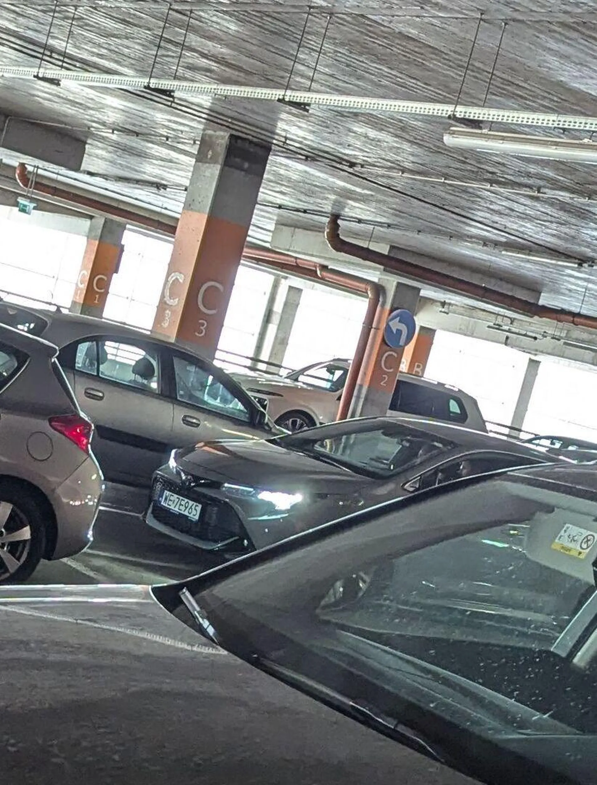 Przyjebała w inne auto a konkubent wsiadł i odjechał.