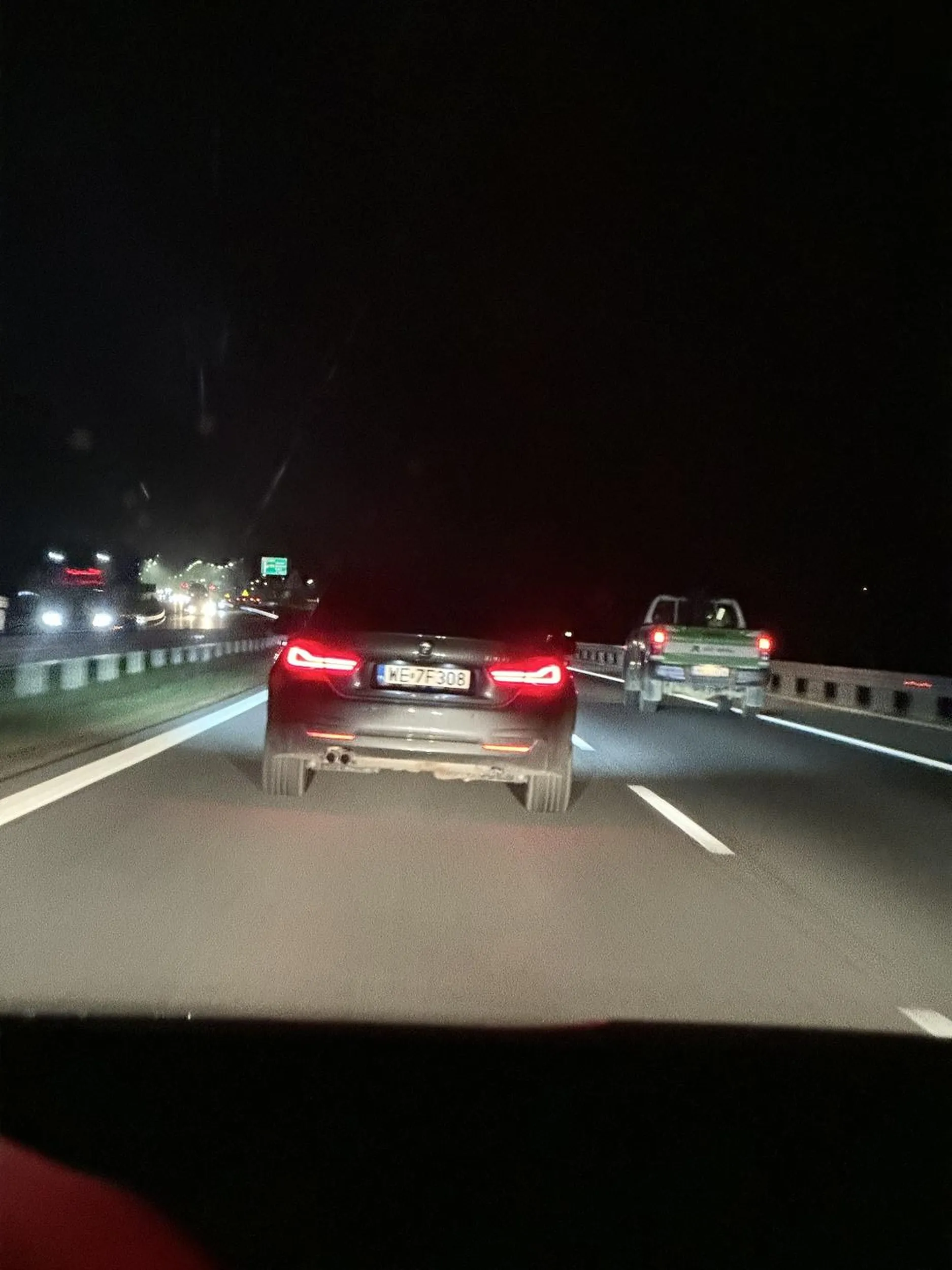 Gość ma ewidentnie problemy z erekcja podczas stosunku z kolegami. Hamuje na ekspresówce, później przyspiesza, później znów się wlecze.. może go tyłek szczypie