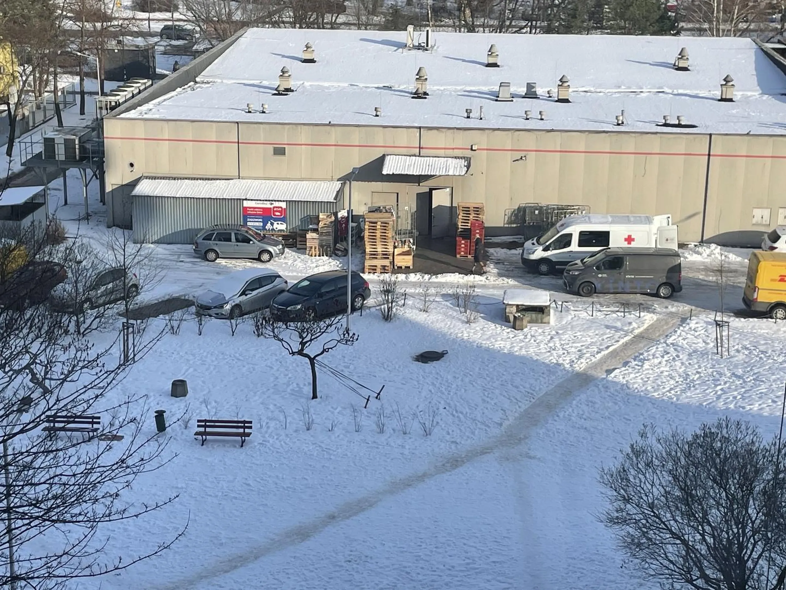 Kierowca nie ogarnia. Mógłby parkowac 10 metrów dalej ale po co? Przecież można zablokować wyjazd z parkingu dla 7 aut.