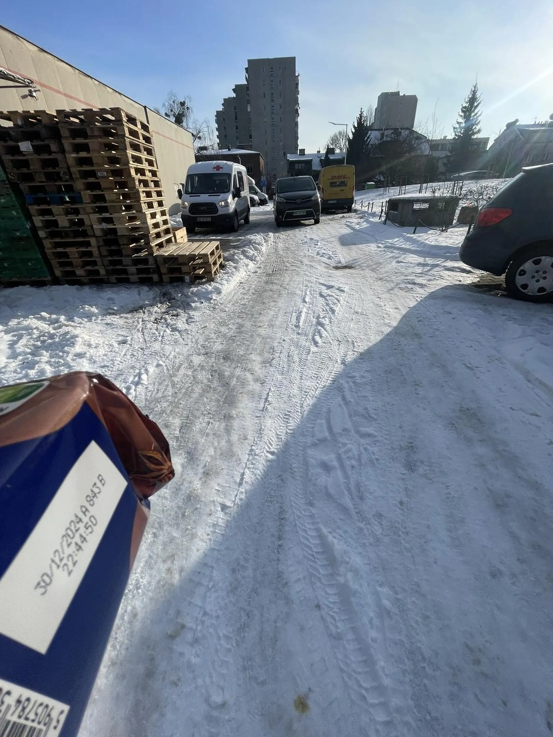 Kierowca nie ogarnia. Mógłby parkowac 10 metrów dalej ale po co? Przecież można zablokować wyjazd z parkingu dla 7 aut.