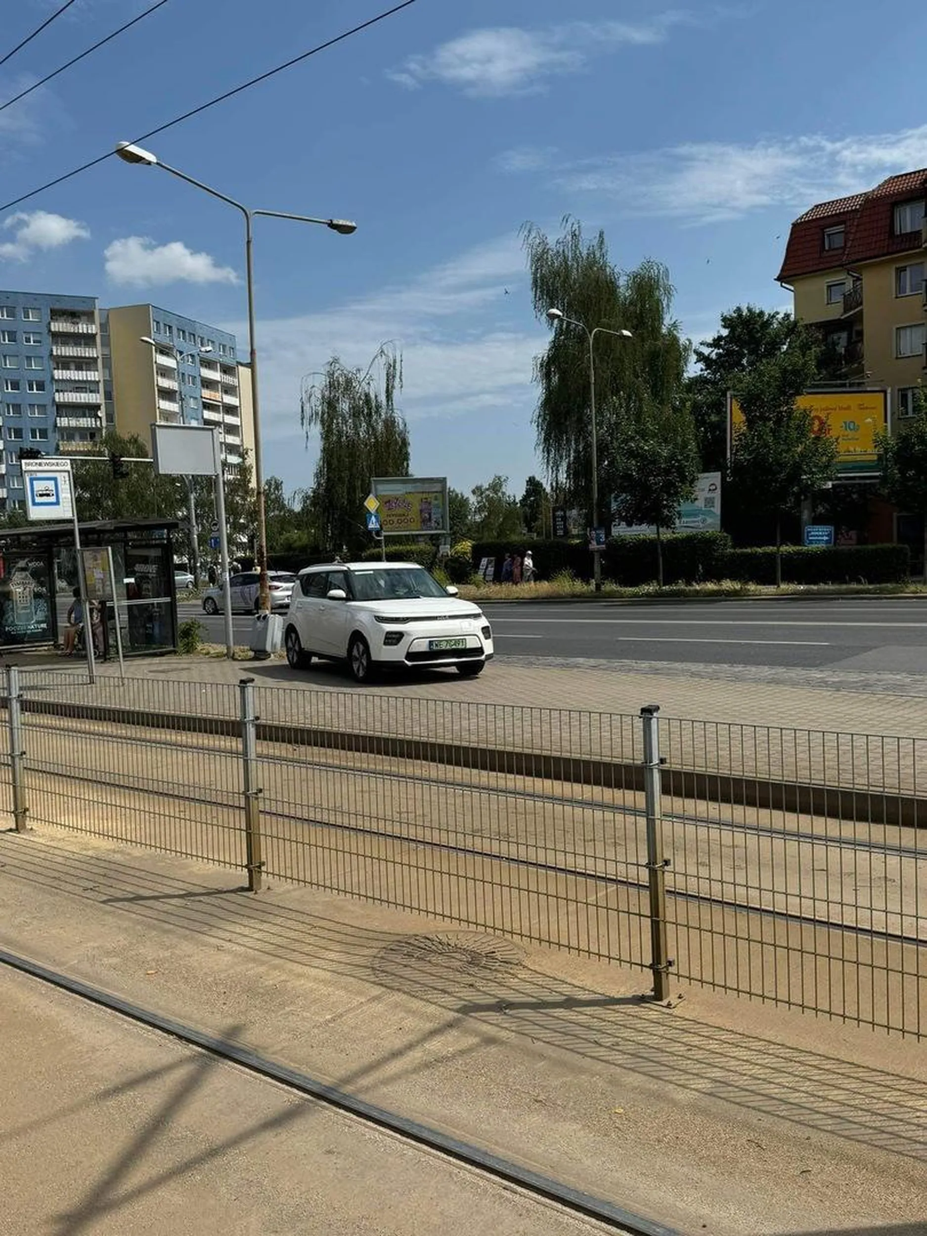 Widać że warszawiak, znowu to samo. Było tak samo na galerii dominikańskiej. Nauczcie się parkować.