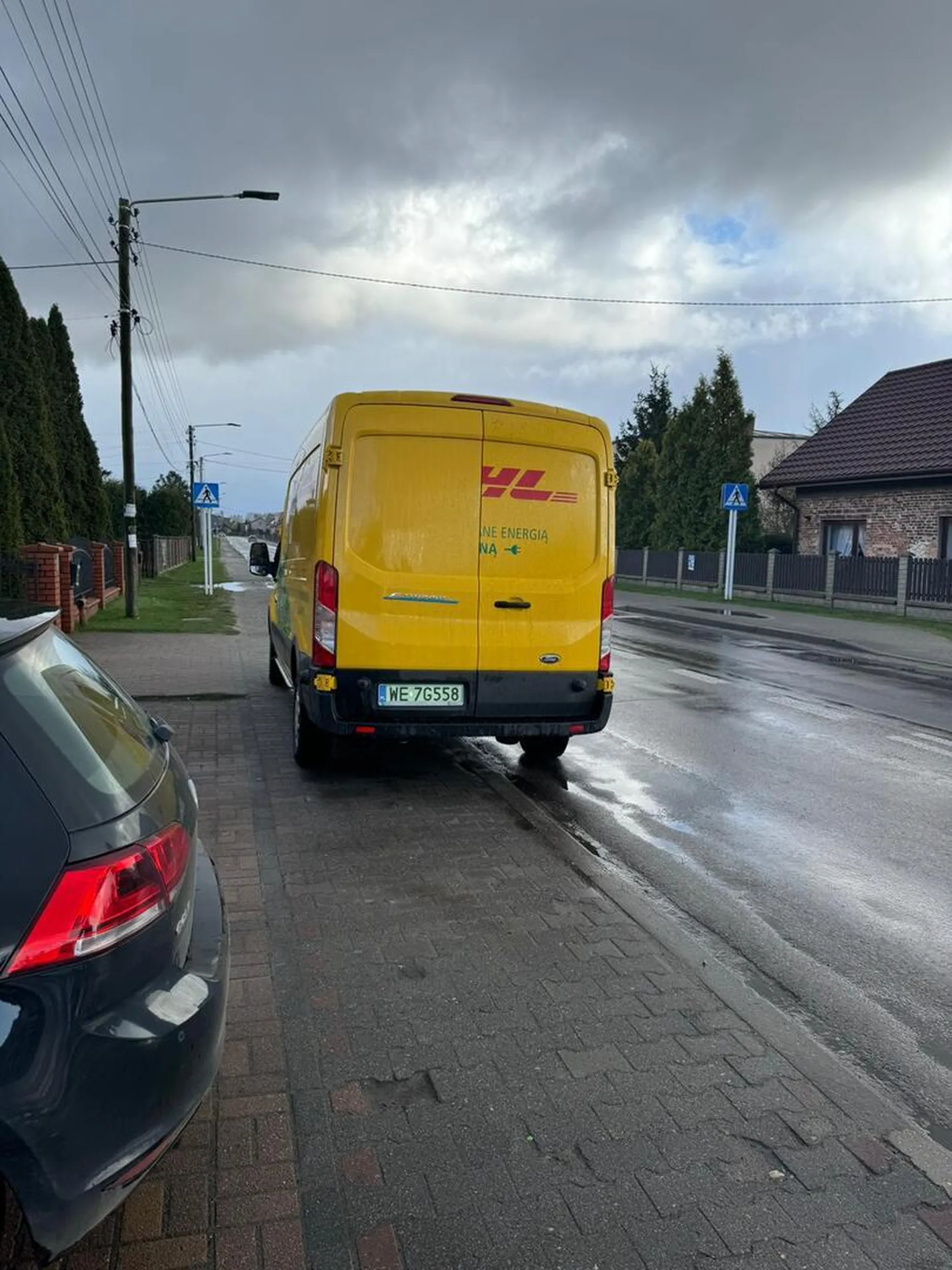 Totalnie bezmyślne parkowanie 3 metry od pasów, na chodniku, blokując przy tym 2 miejsca parkingowe, na których mogły by stanąć inne osoby, lub on sam. Pogratulować umiejętności prowadzenia samochodu