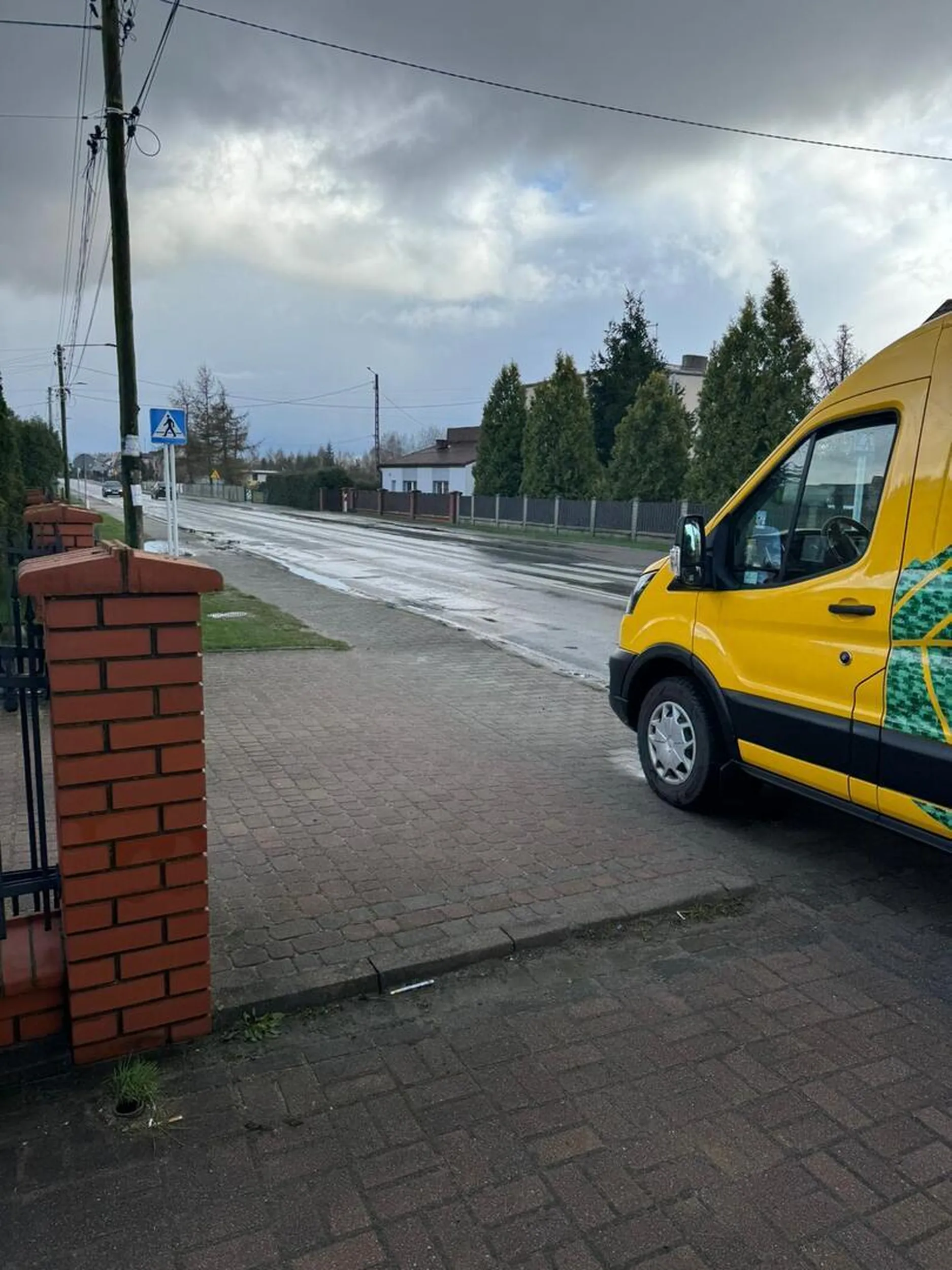 Totalnie bezmyślne parkowanie 3 metry od pasów, na chodniku, blokując przy tym 2 miejsca parkingowe, na których mogły by stanąć inne osoby, lub on sam. Pogratulować umiejętności prowadzenia samochodu