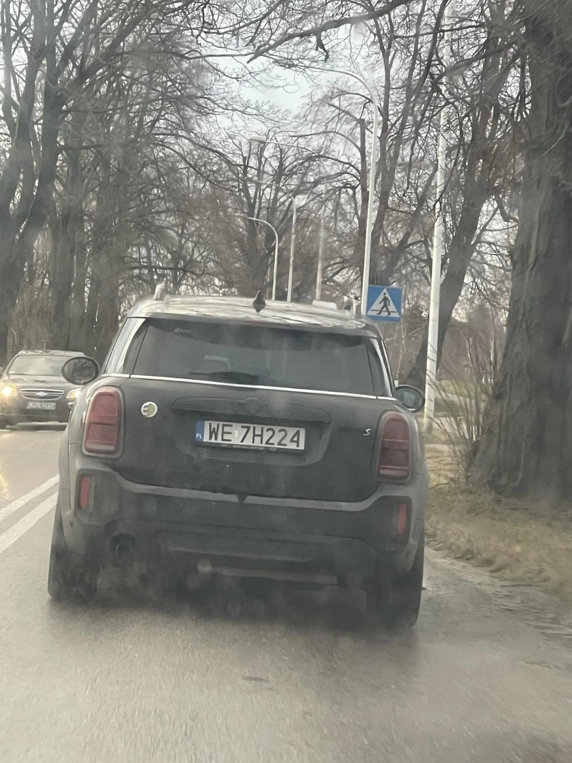 Kurwisko wyjeżdża stopuje ruch drogowy, powoduje niebezpieczeństwo w ruchu drogowym, przy wyprzedzaniu dodaje gazu i prowokuje. Głupią cipa nie pozdrawiam kretynki !