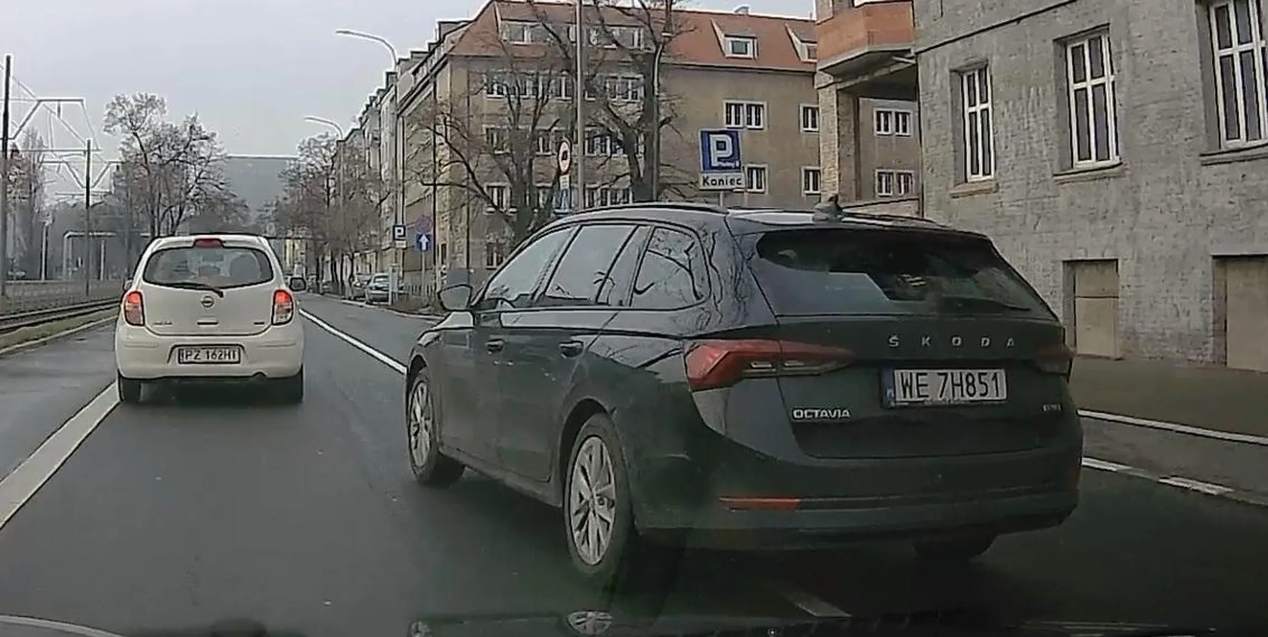 Następna pała... Wyprzedzanie na skrzyżowaniu, bez kierunkowskazu + zajechanie drogi. Umiejętności i tradycje rodzinne w powożeniu gnojowozem nabyte jeszcze z czasów bytności na Podolu i wypasaniu świń w początkach ubiegłego stulecia...