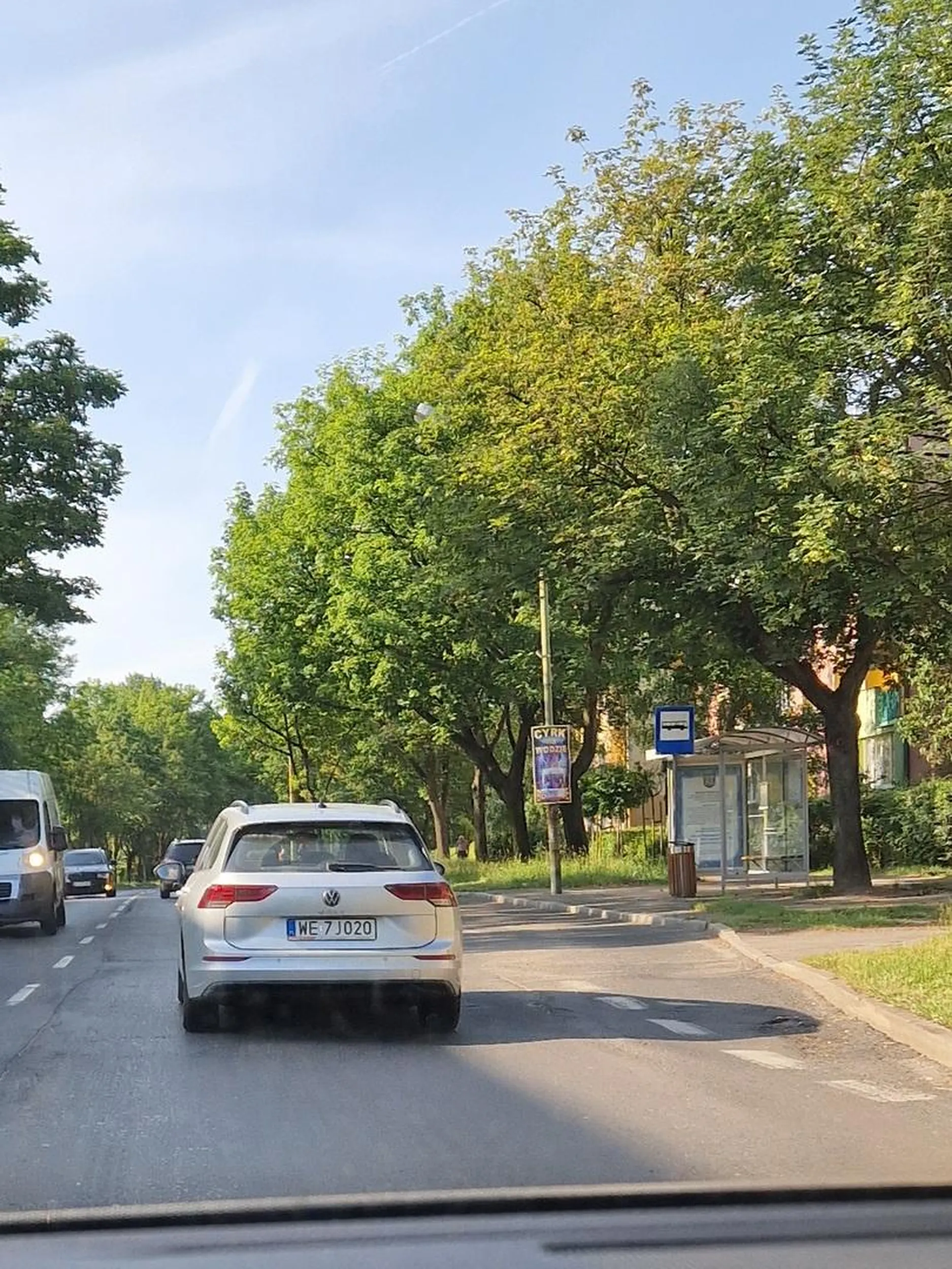 Uwaga! Nie stosuje się do znaków pionowych i poziomych oraz sygnalizacji świetlnej. Prawie zabił pieszych na oznakowanym przejściu jadąc z ogromną prędkością! Zajeżdża drogę jak szeryf, hamuje bez powodu.
