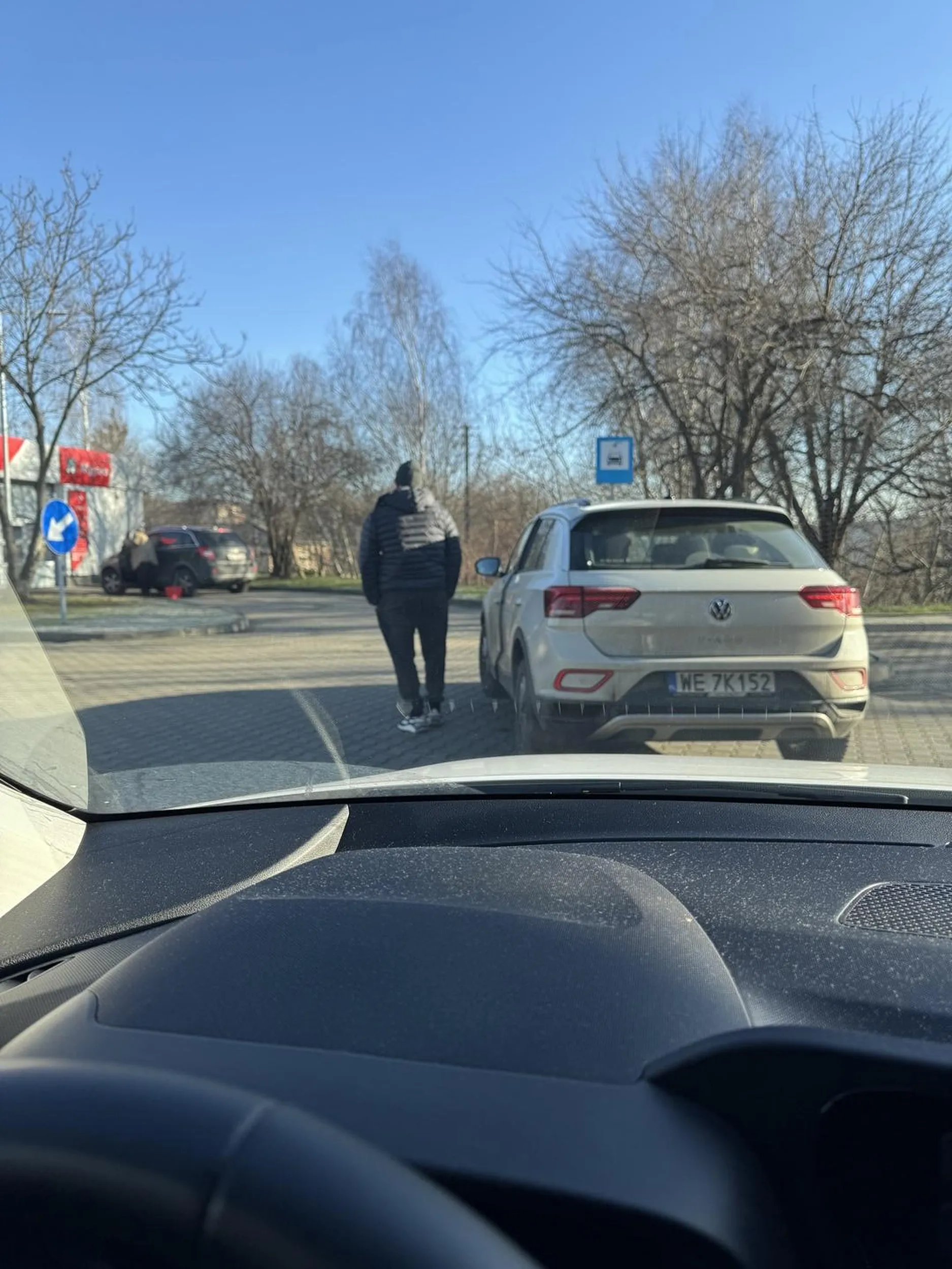 No cóż kierowca kocha blokować podjazdy oraz myjnie. Tłumaczy się że on nie wie ile będzie czekał.