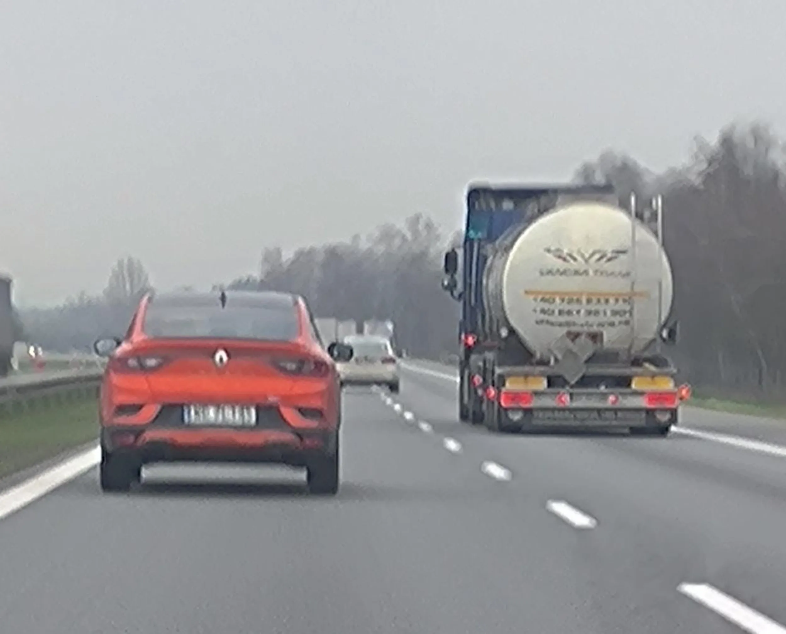 Kutas bez kultury na drodze. Wymusza na wjeździe a później blokuje.