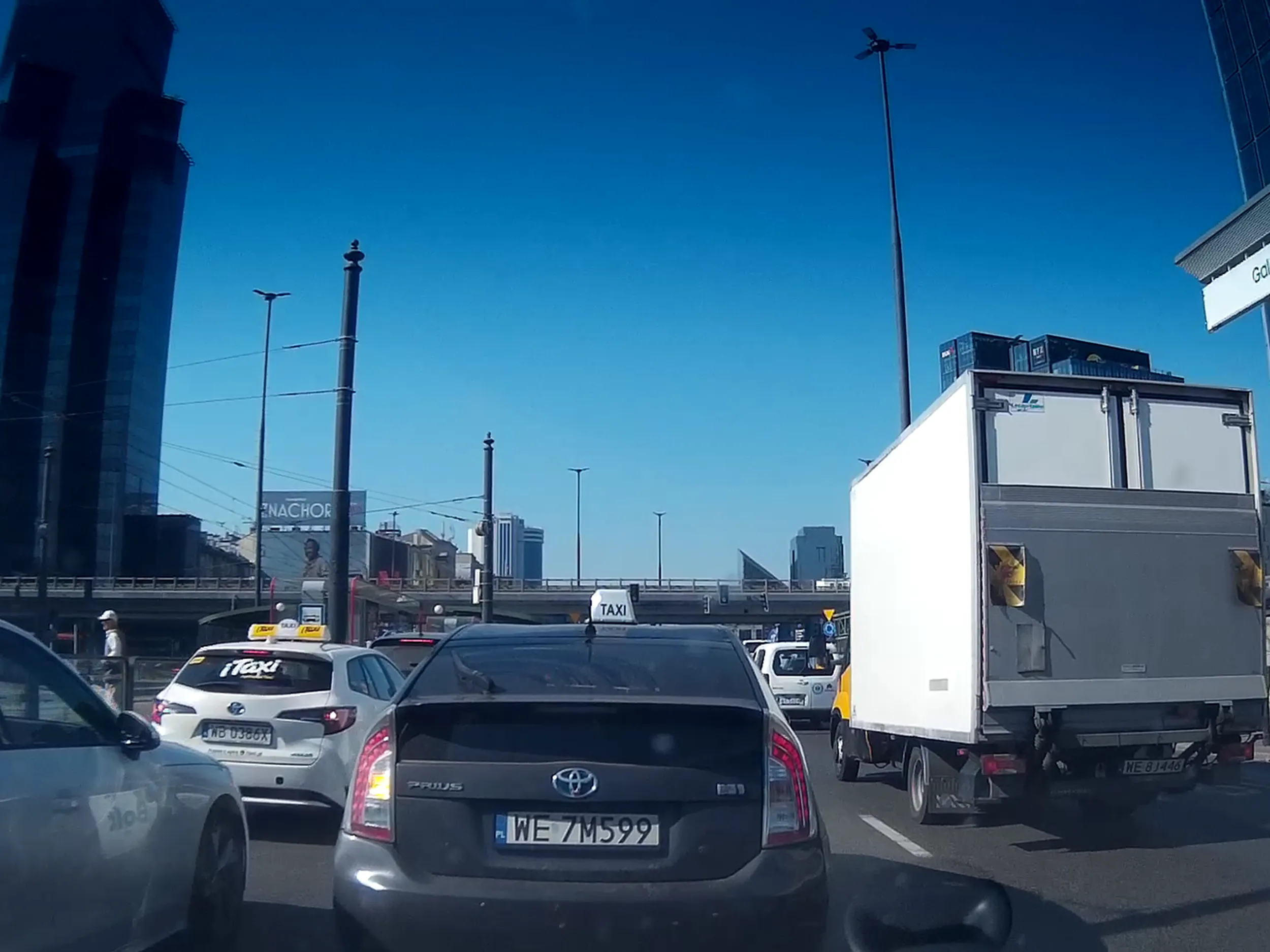 Nie polecam cierpa. Nie umie jeździć po mieście, blokuje ruch, co chwile zmienia decyzję skręca czy jedzie prosto. Jak zapali się zielone to stoi i trzeba trąbić żeby ruszał. No dramat jakiś. To tacy kierowcy głównie powodują korki, a nie za wąskie drogi