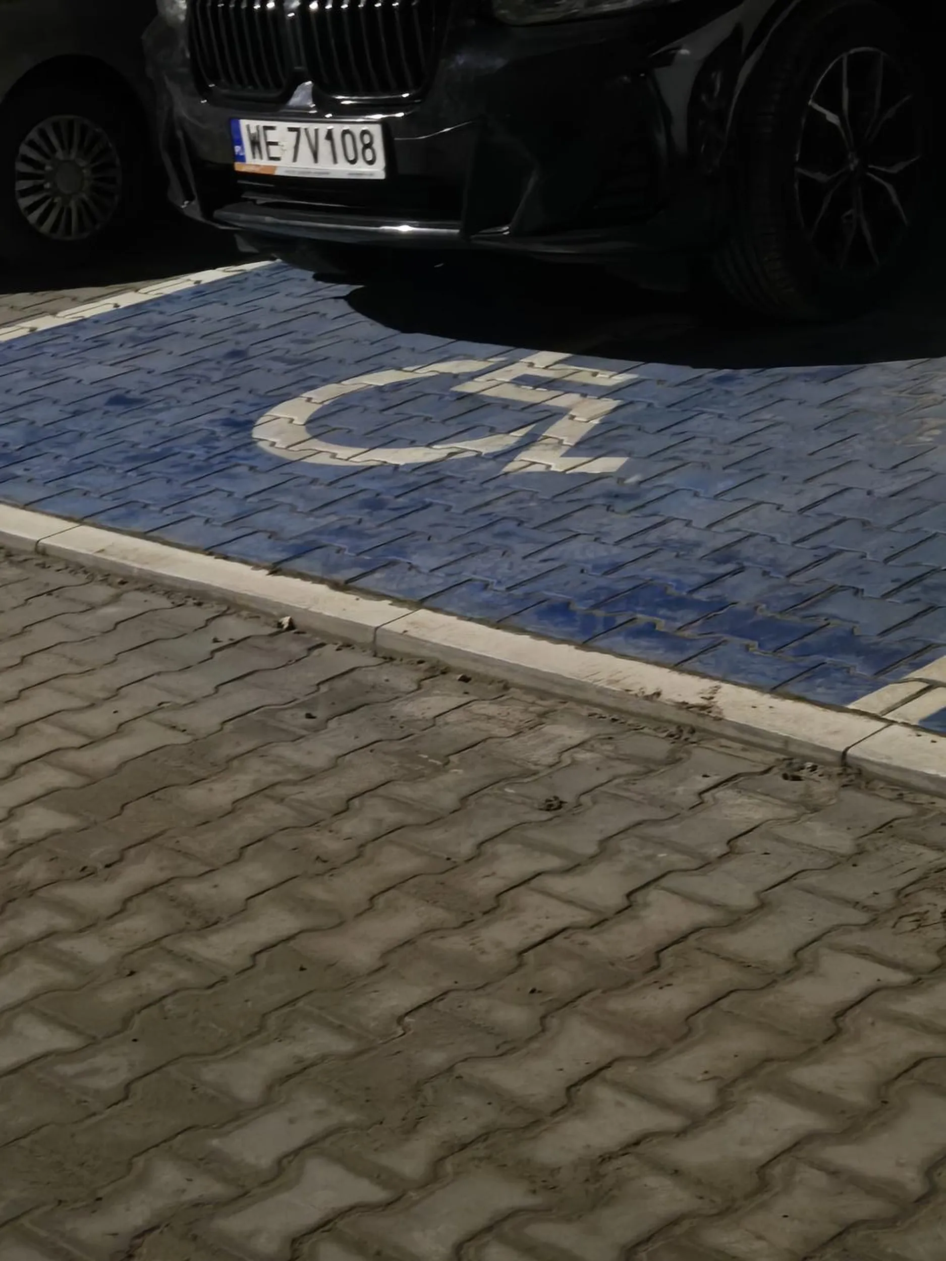 Notorycznie parkuje dla niepełnosprawnych mimo pisanych prosb na kartce aby nie parkować w tym miejscu
