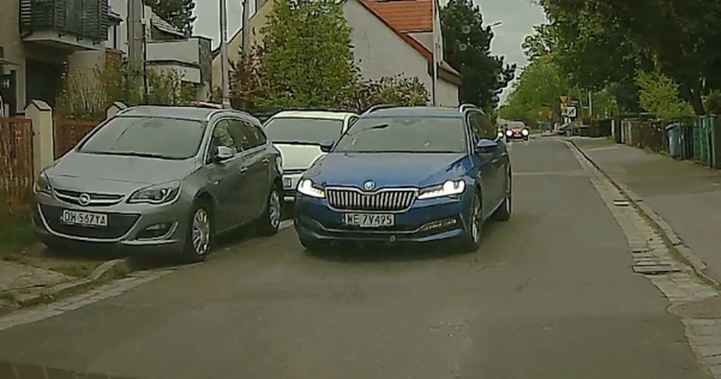 Wpycha sie na zwezeniu drogi.