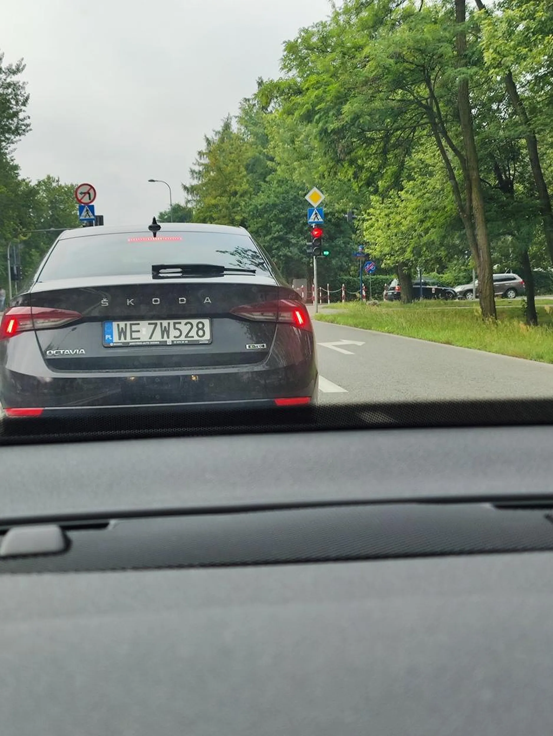 Mam nadzieję, że mijanie zza dwóch samochodów i jechanie na czołówkę z dostawczakiem się opłacało, żeby stać samochód przede mną 20 sekund później.