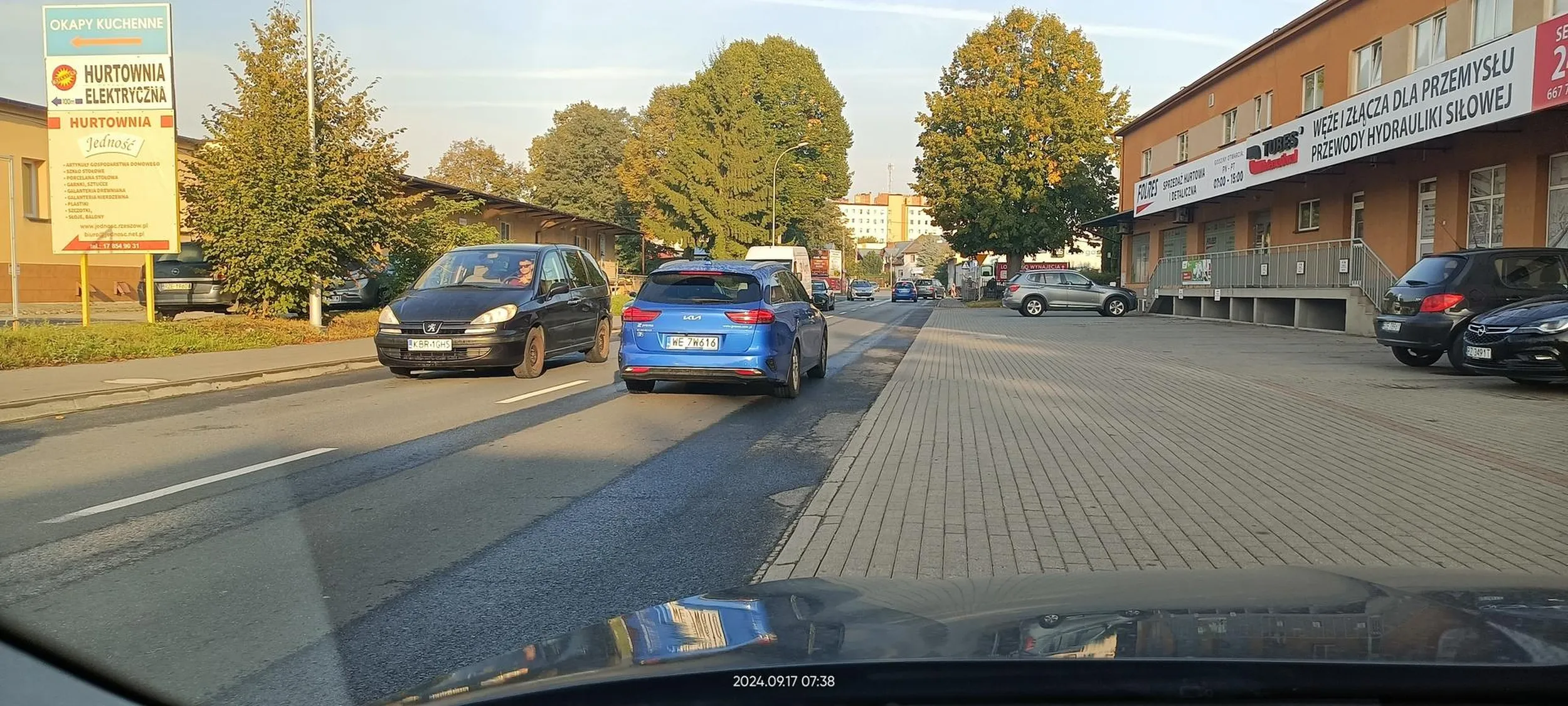 Narwany kretyn. Wpycha się na chama na skrzyżowanie i trąbi na jadących prawidłowo.