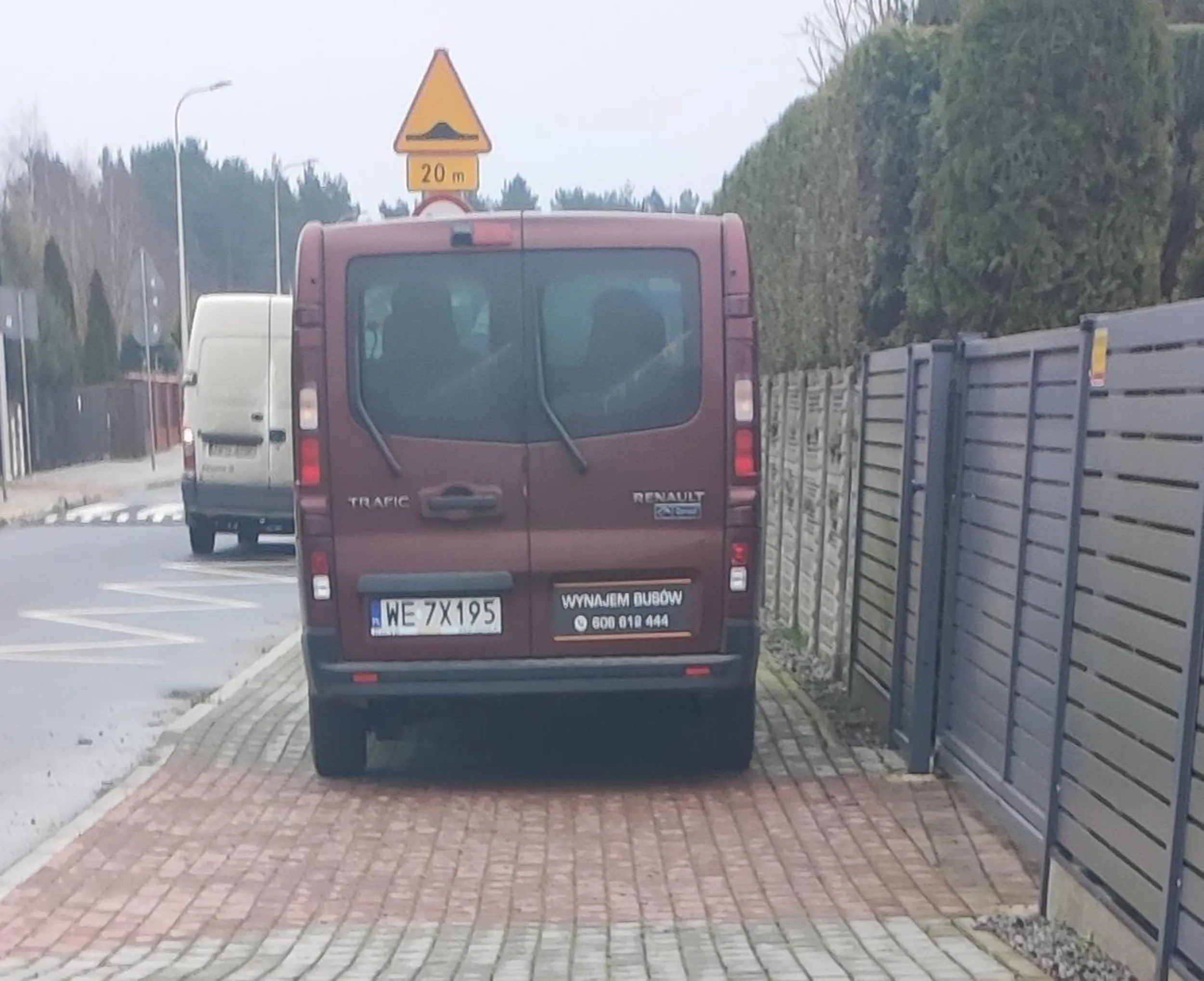 Ktoś sobie pożyczył busa i zapomniał mózgu, zastawił 85% chodnika i nie dało się go minąć.