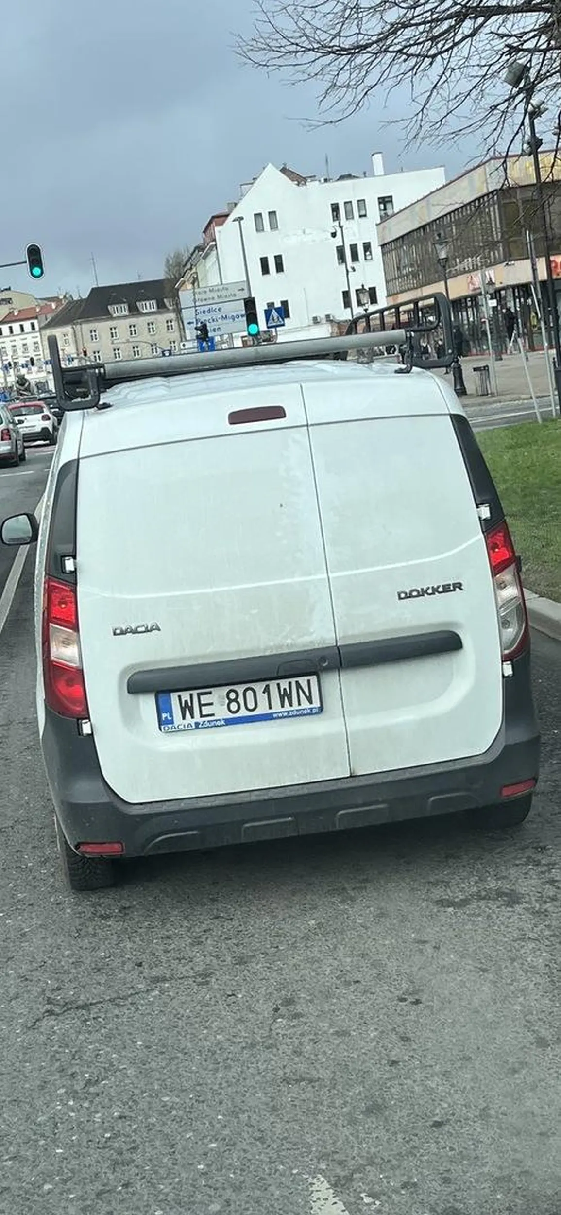 Baran nie wie co to jest jazda na suwak, w momencie w którym powinien wpuścić przed siebie jeden samochód to jedzie na stłuczkę i jeszcze łapami macha i rzuca obelgami przez okno. Oby mniej takich kretynów na drogach. Wiadomość do kierowcy tej puszki: Melisy sobie zaparz jak taki nerwowy jesteś i doedukuj się trochę o obecnych przepisach ruchu drogowego. Art. 22. o ruchu drog.