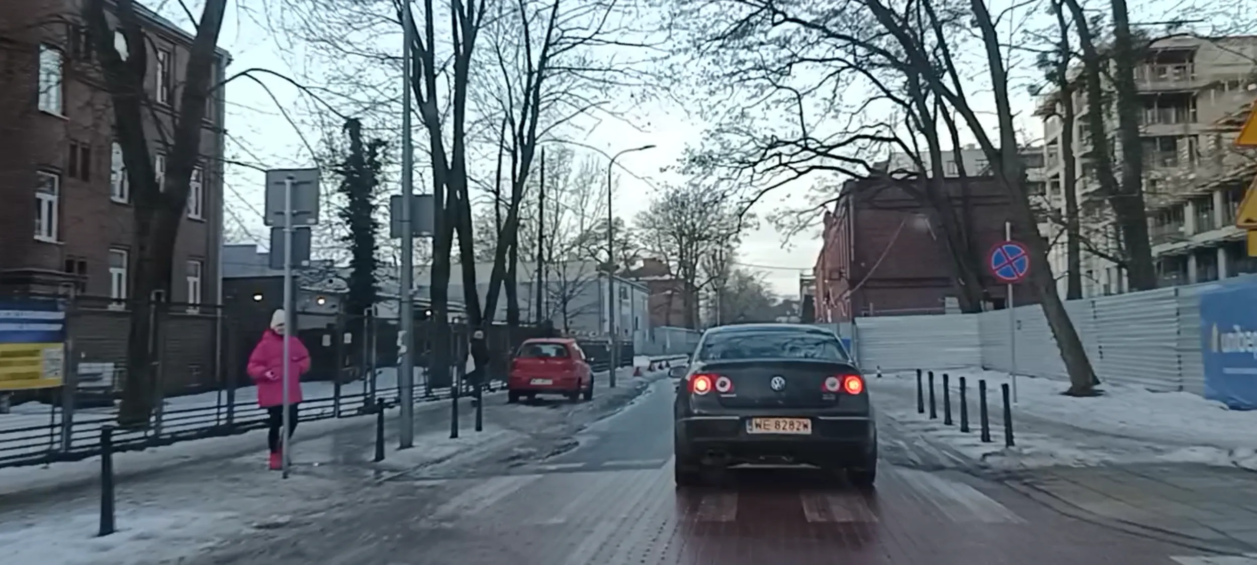 W ciągu 6 minut 4 duże wykroczenia drogowe: parkowanie przed skrzyżowaniem, parkowanie na ulicy w miejscu zakazu zatrzymywania się i postoju, dwukrotne nieustąpienie pieszym pierwszeństwa na pasach przejścia dla pieszych.
