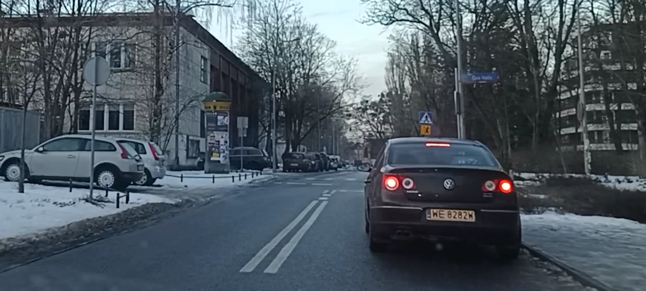 W ciągu 6 minut 4 duże wykroczenia drogowe: parkowanie przed skrzyżowaniem, parkowanie na ulicy w miejscu zakazu zatrzymywania się i postoju, dwukrotne nieustąpienie pieszym pierwszeństwa na pasach przejścia dla pieszych.