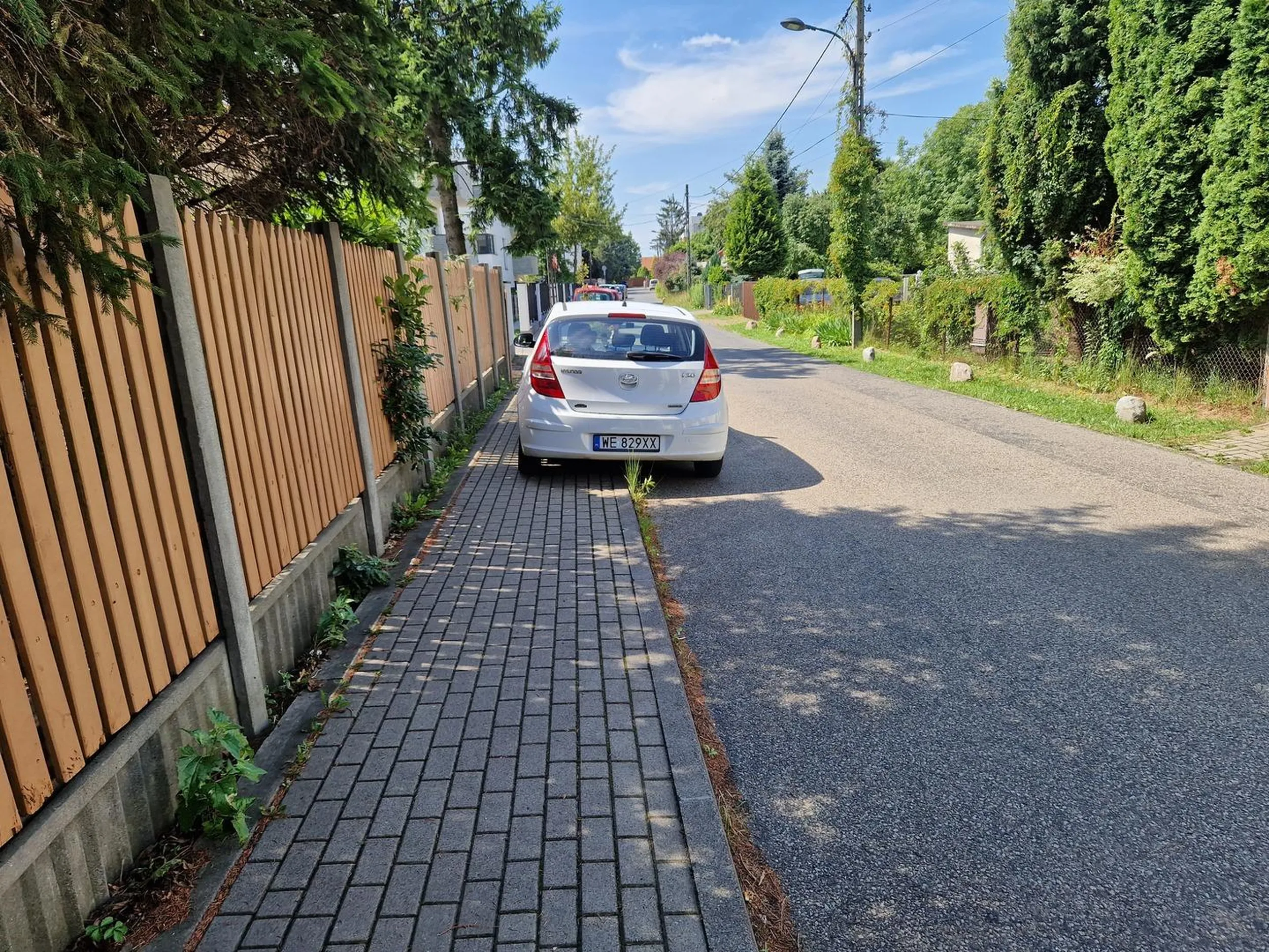 Parkowanie na chodniku ul. Startowa Warszawa.