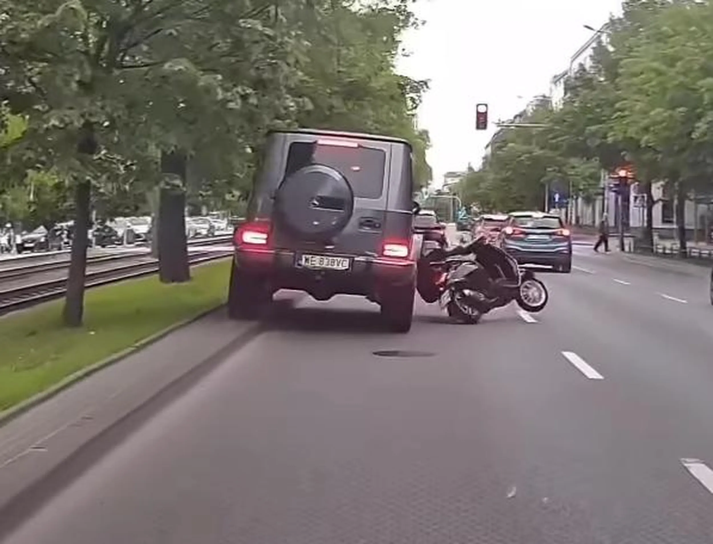 Staranował kobietę na skuterze.