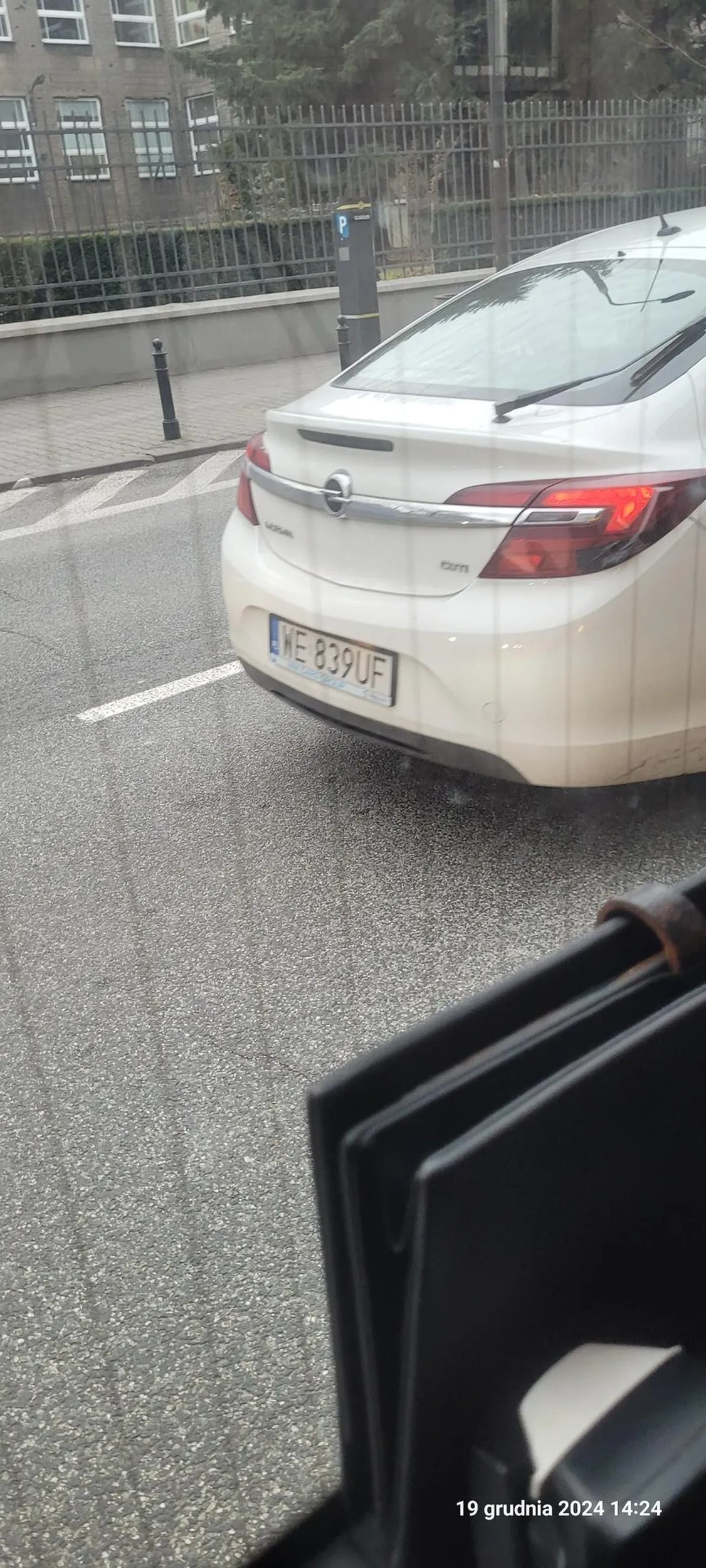 Pań zajeżdża drogę i jeszcze wyklina. Król drogi. Biala insygnia.