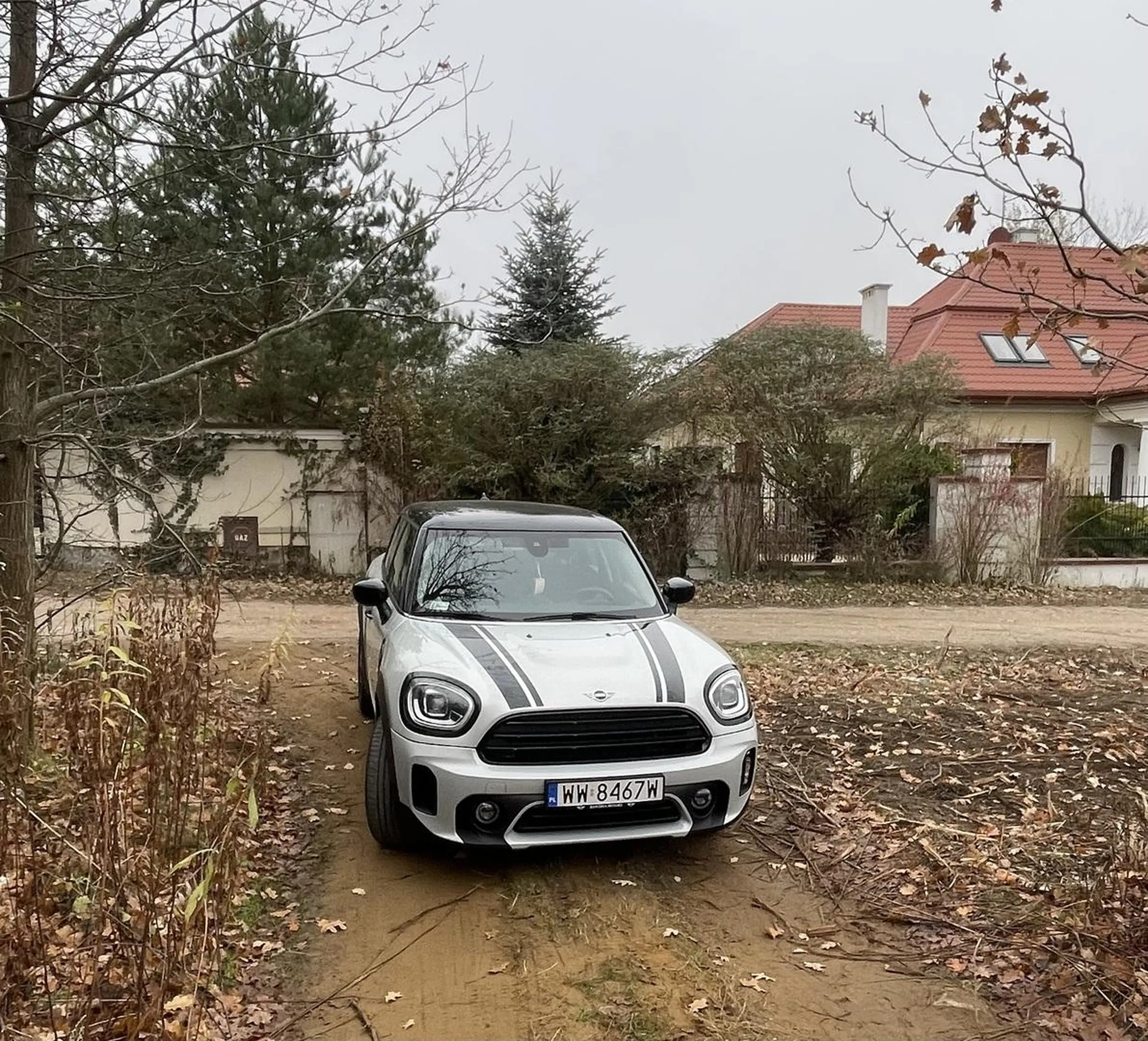 Kolejny półmózg, który parkuje na samym środku drogi nie dając możliwości przejechania.