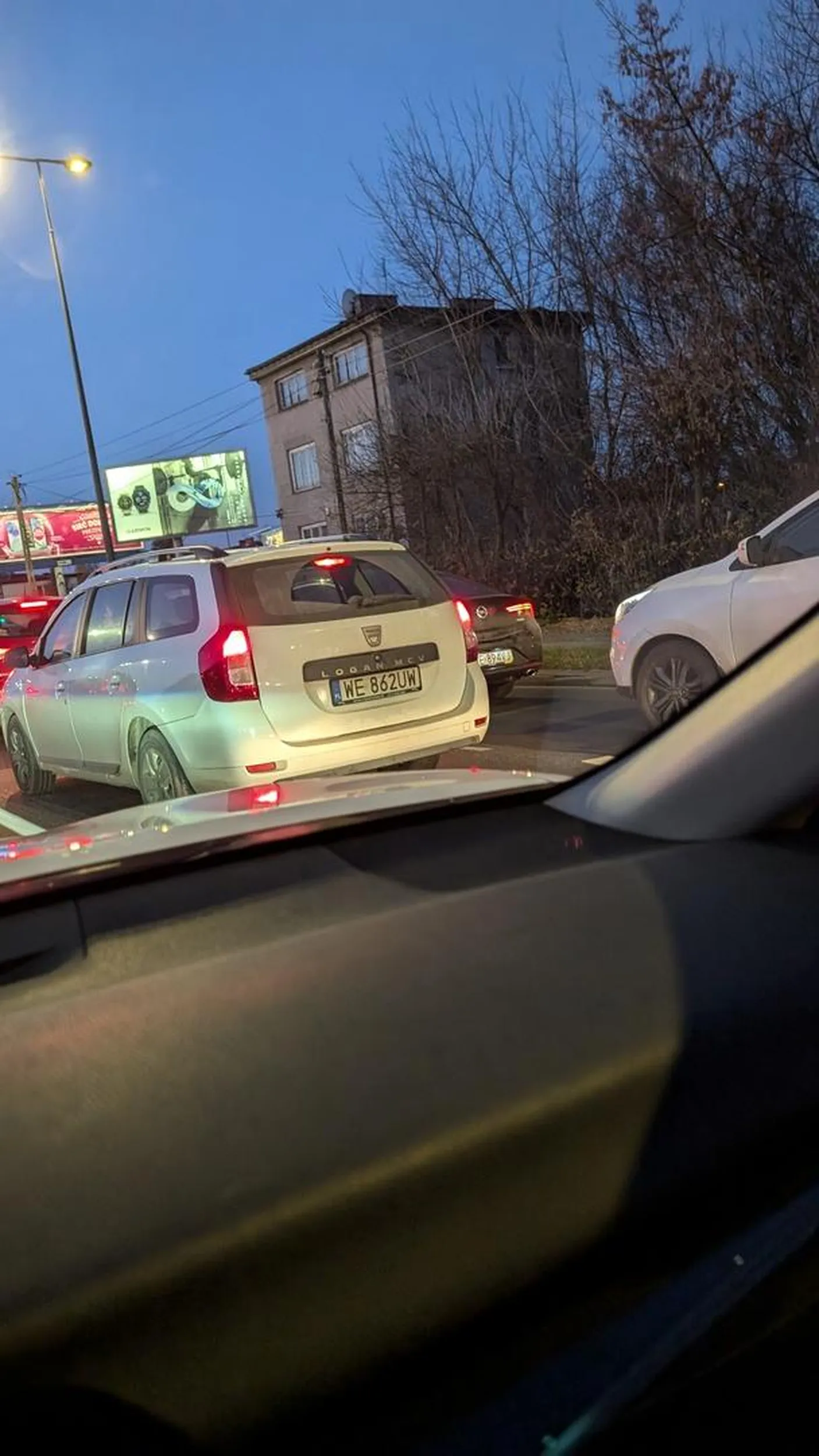 Trochę szacunku do ludzi i nie krzycz. Nikt Ci nie chciał wymusić pierwszeństwa. Pzdr kierowca białej Camry