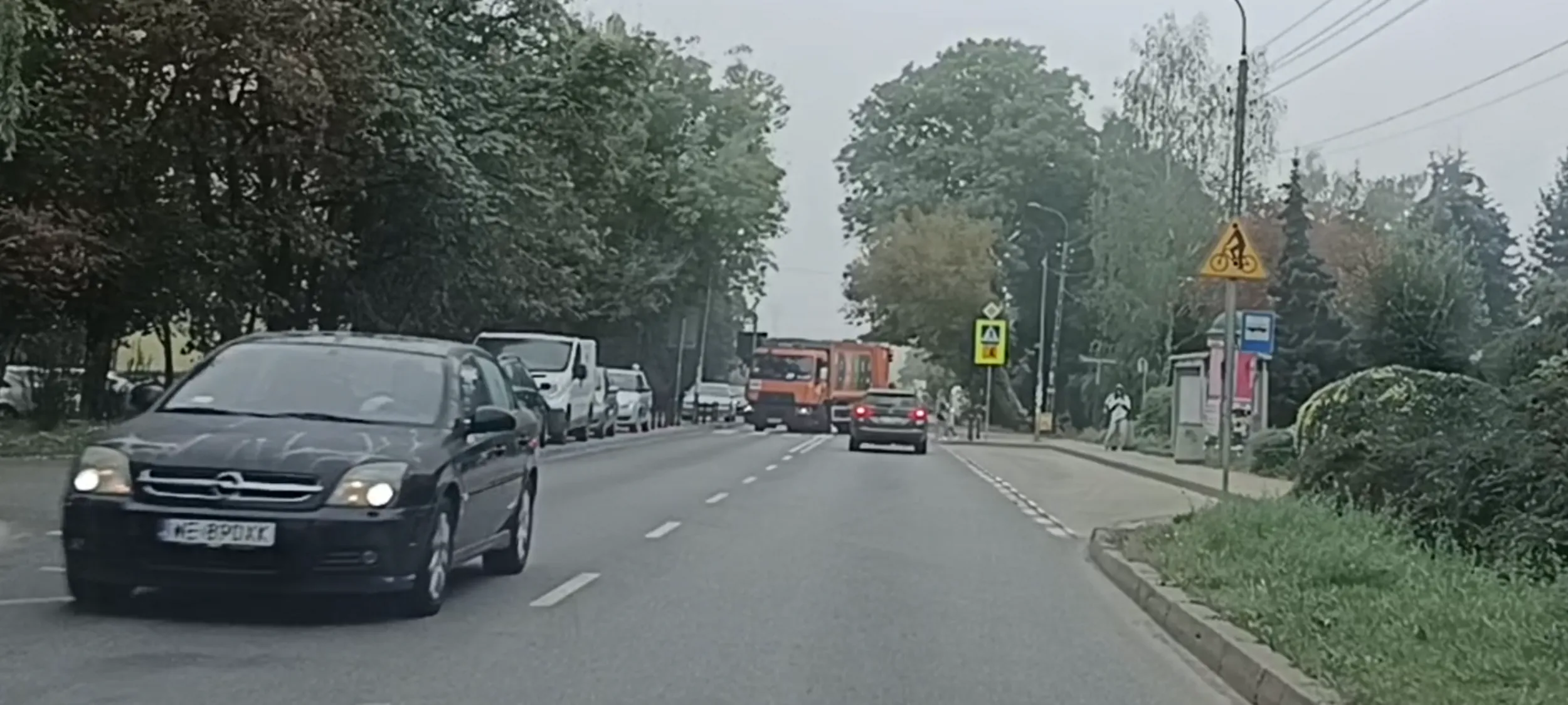 Bandyta drogowy przejeżdża przez przejście dla pieszych i nie ustąpił pierwszeństwa matce z dzieckiem stojącej przy jezdni