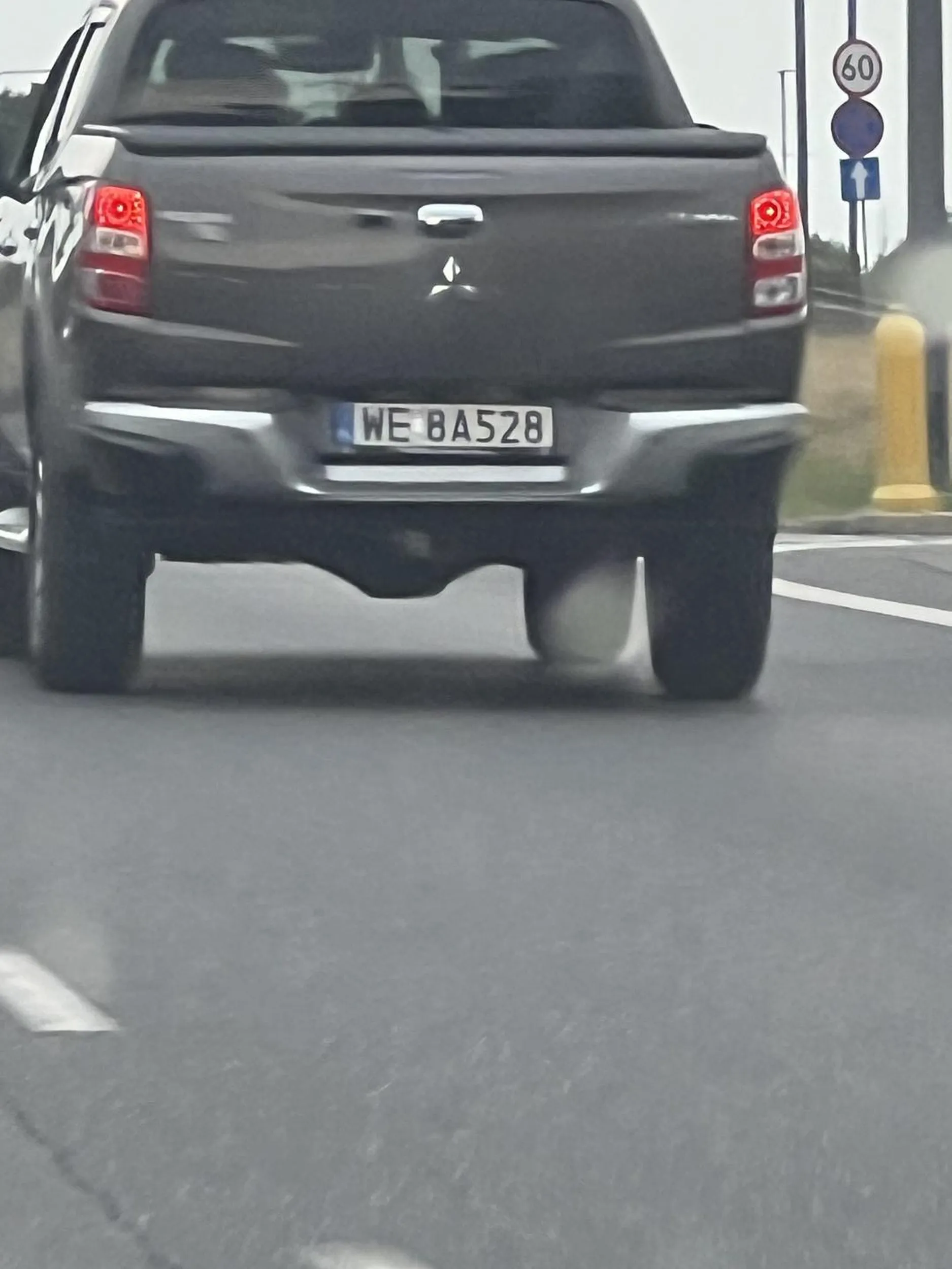 Uwaga na tego kierowcę. Agresywny wychodzi z samochodu. Jeździ po mieście i szuka awantur. Smutny człowiek ze smutnym życiem. Zajeżdża drogę u cofa aby wymusić prawdopodobnie ubezpieczenie