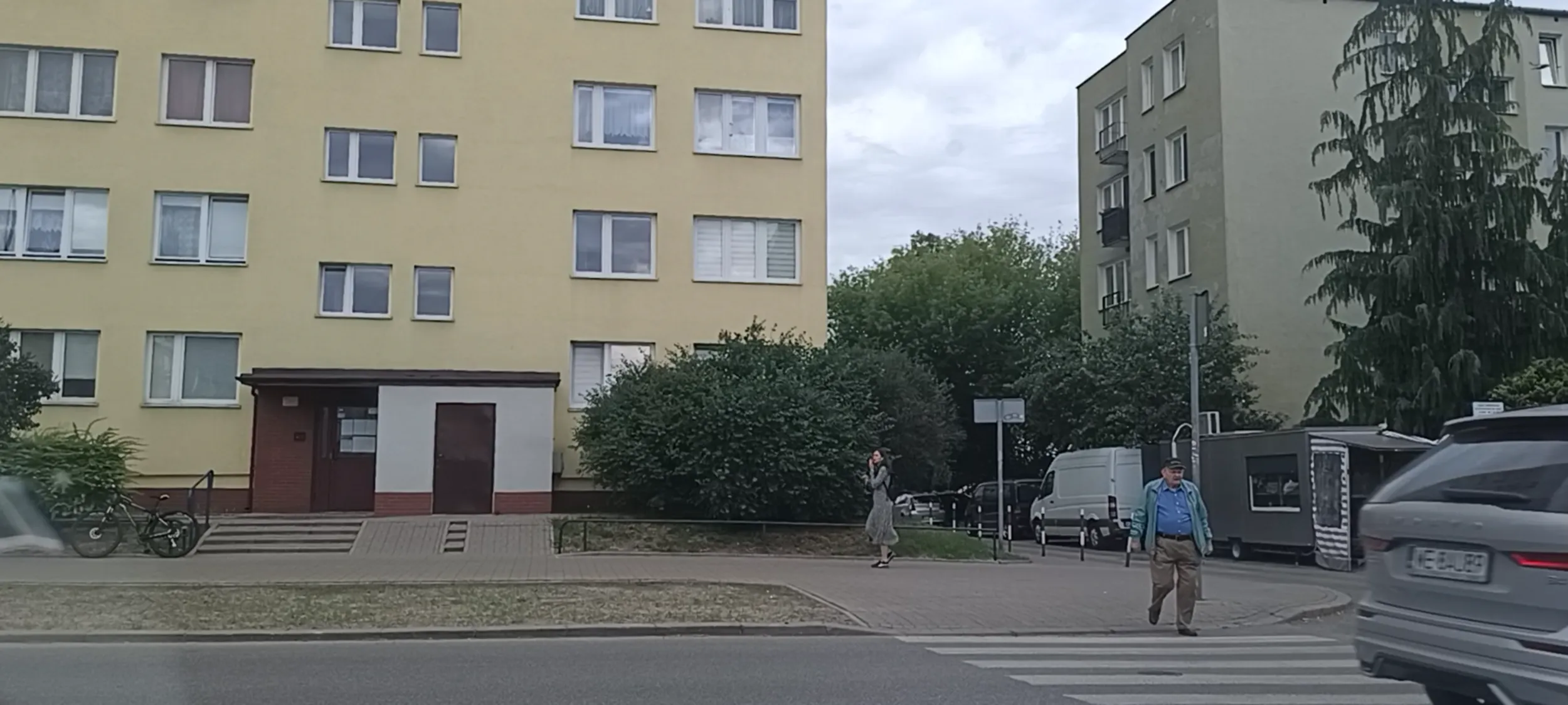 Zabójczyni drogowa przejeżdża przez przejście dla pieszych i nie ustępuje piszemu pierwszeństwa na pasach.