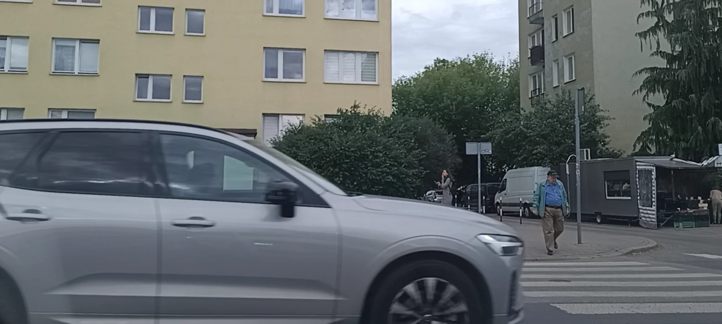 Zabójczyni drogowa przejeżdża przez przejście dla pieszych i nie ustępuje piszemu pierwszeństwa na pasach.