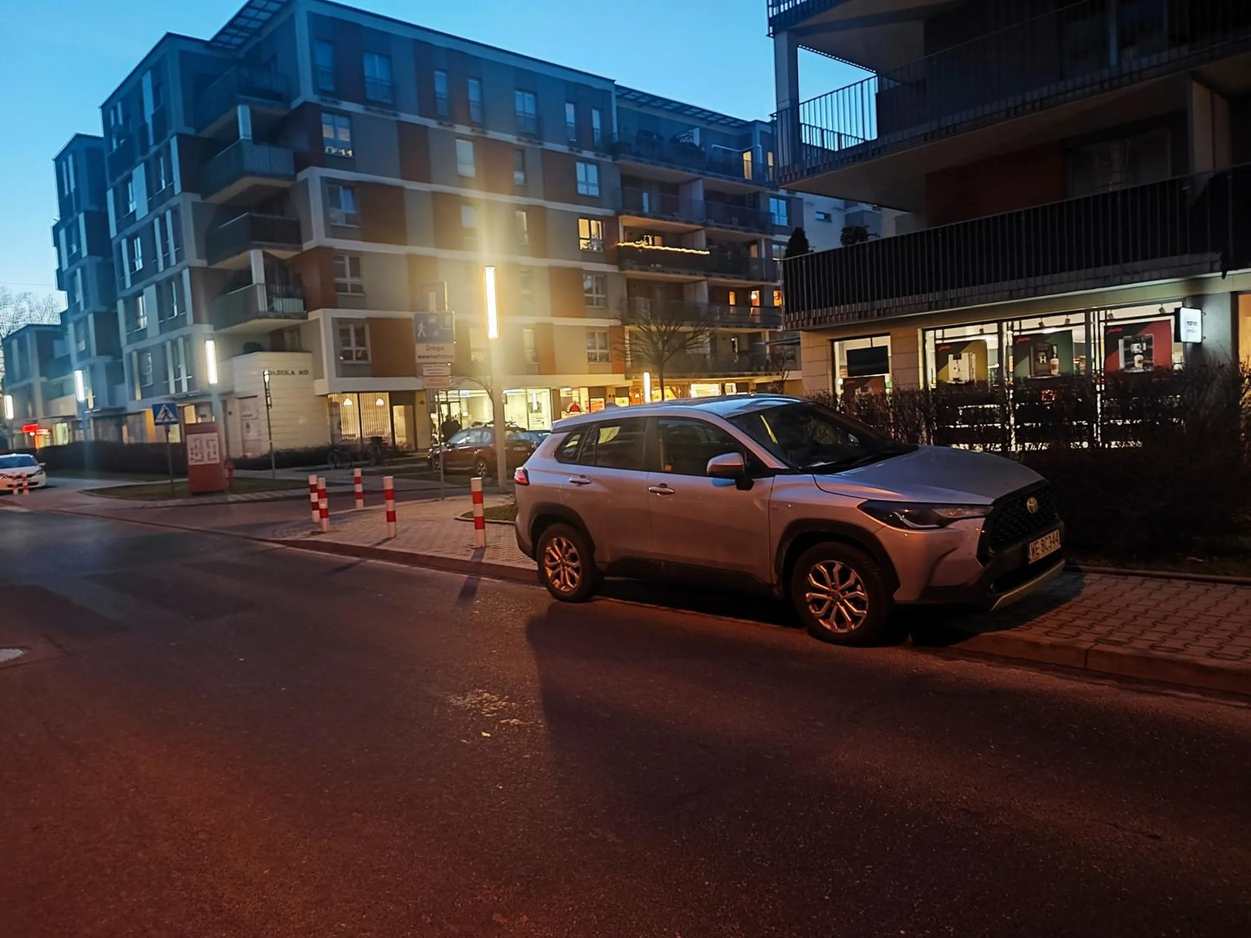 Jak przyjeżdżasz po dziecko do przedszkola to patrz kretynko jak jeździsz. Nie wjeżdżaj z impetem na chodnik i naucz się gdzie się parkuje